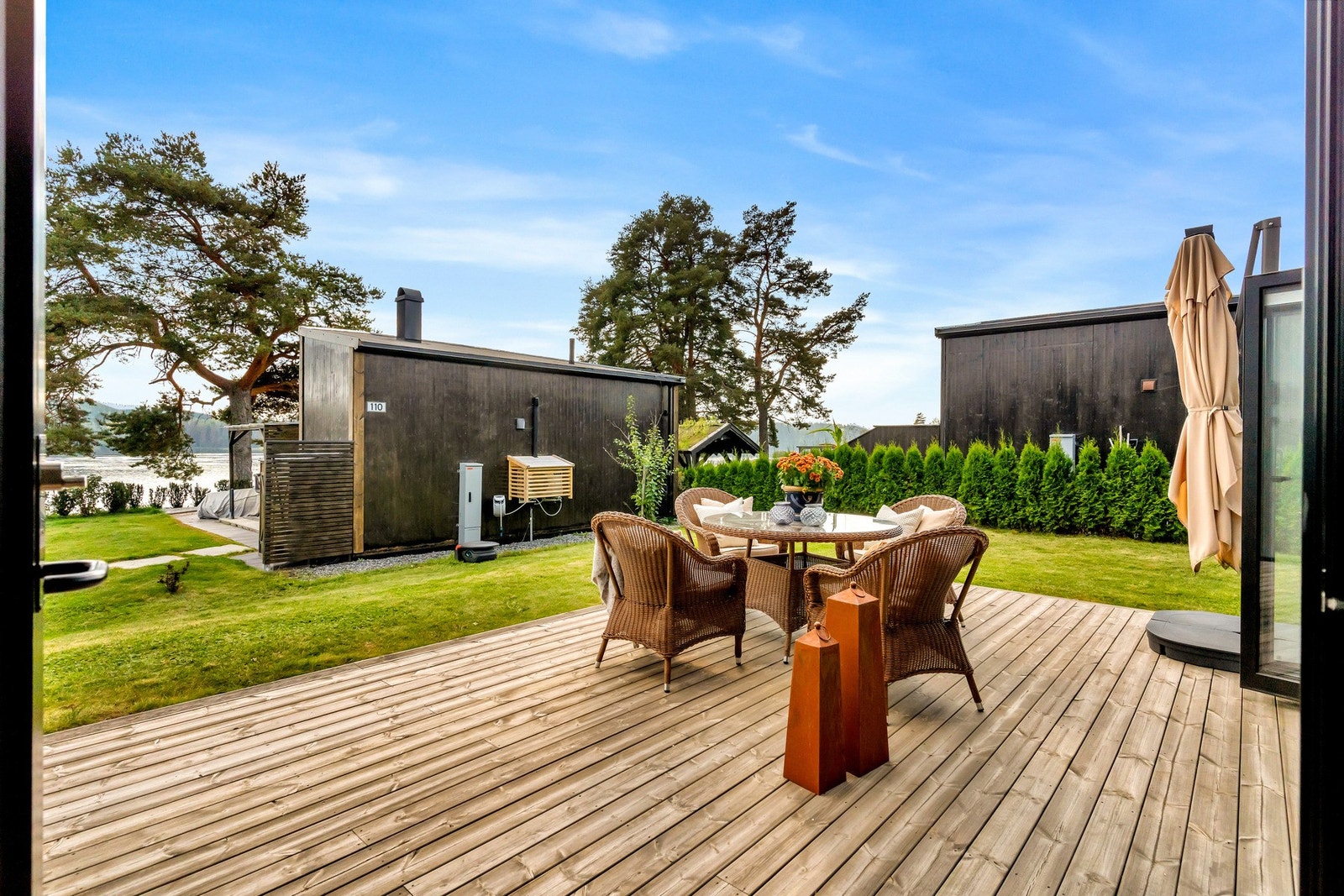 Fra stue og terrasse har du full oversikt over hagen. Galleribilde