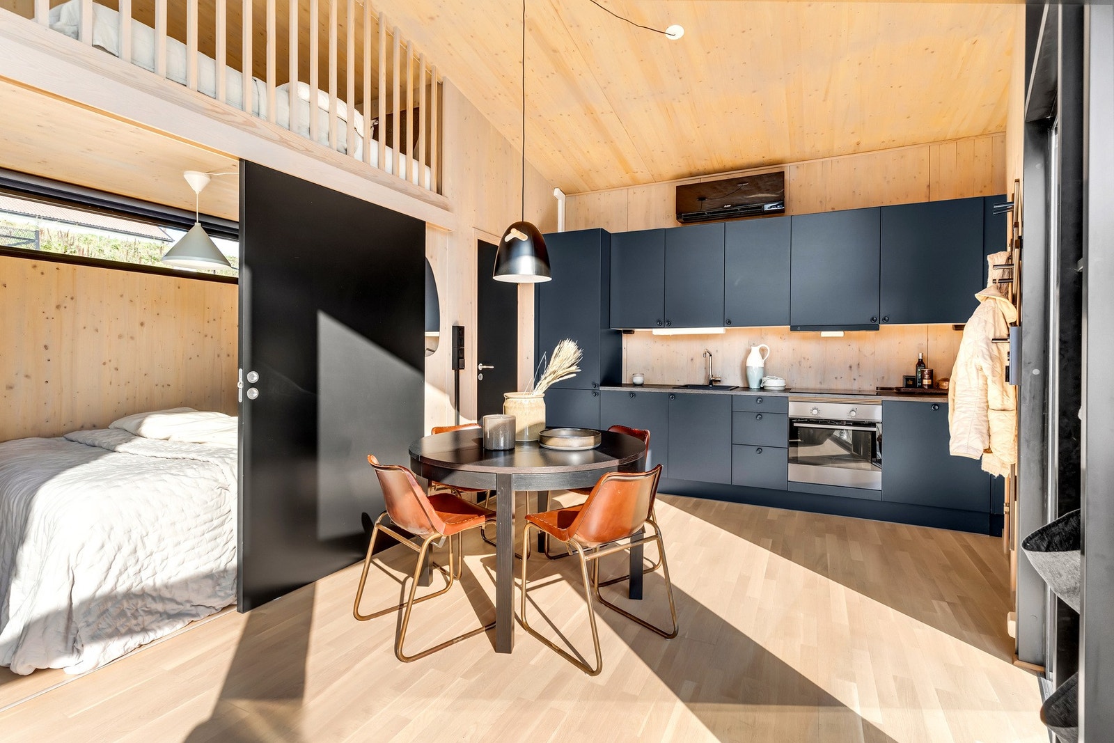 Fra stuen er det skyvedør inn til en av hyttas to sovealkover. Galleribilde
