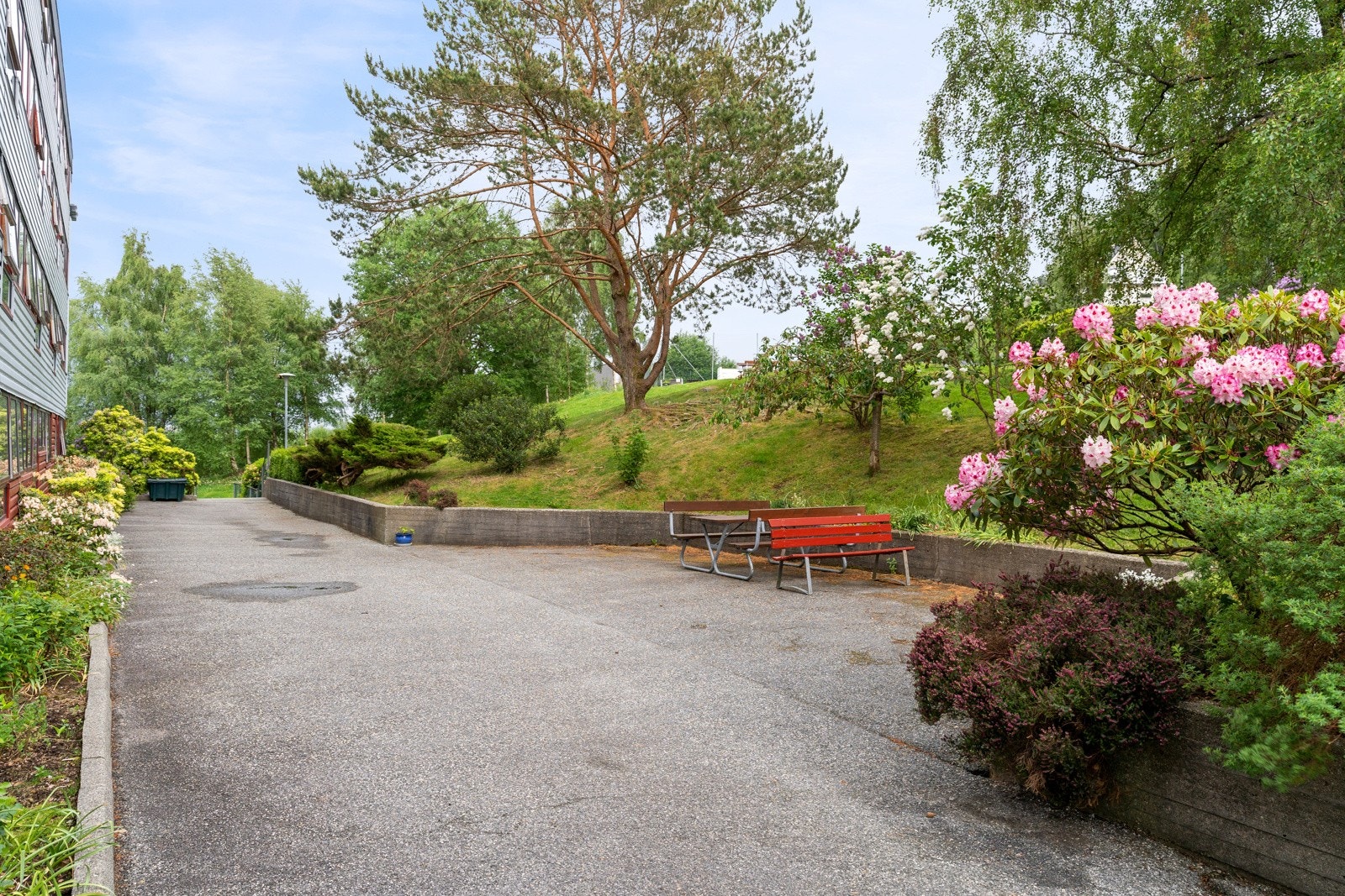 Borettslaget har en pent opparbeidet tomt, samt egen vaktmester. Galleribilde