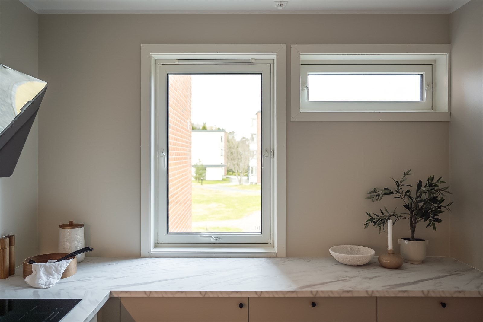 Gode vindusflater på kjøkkenet gir godt med lysinnslipp. Galleribilde