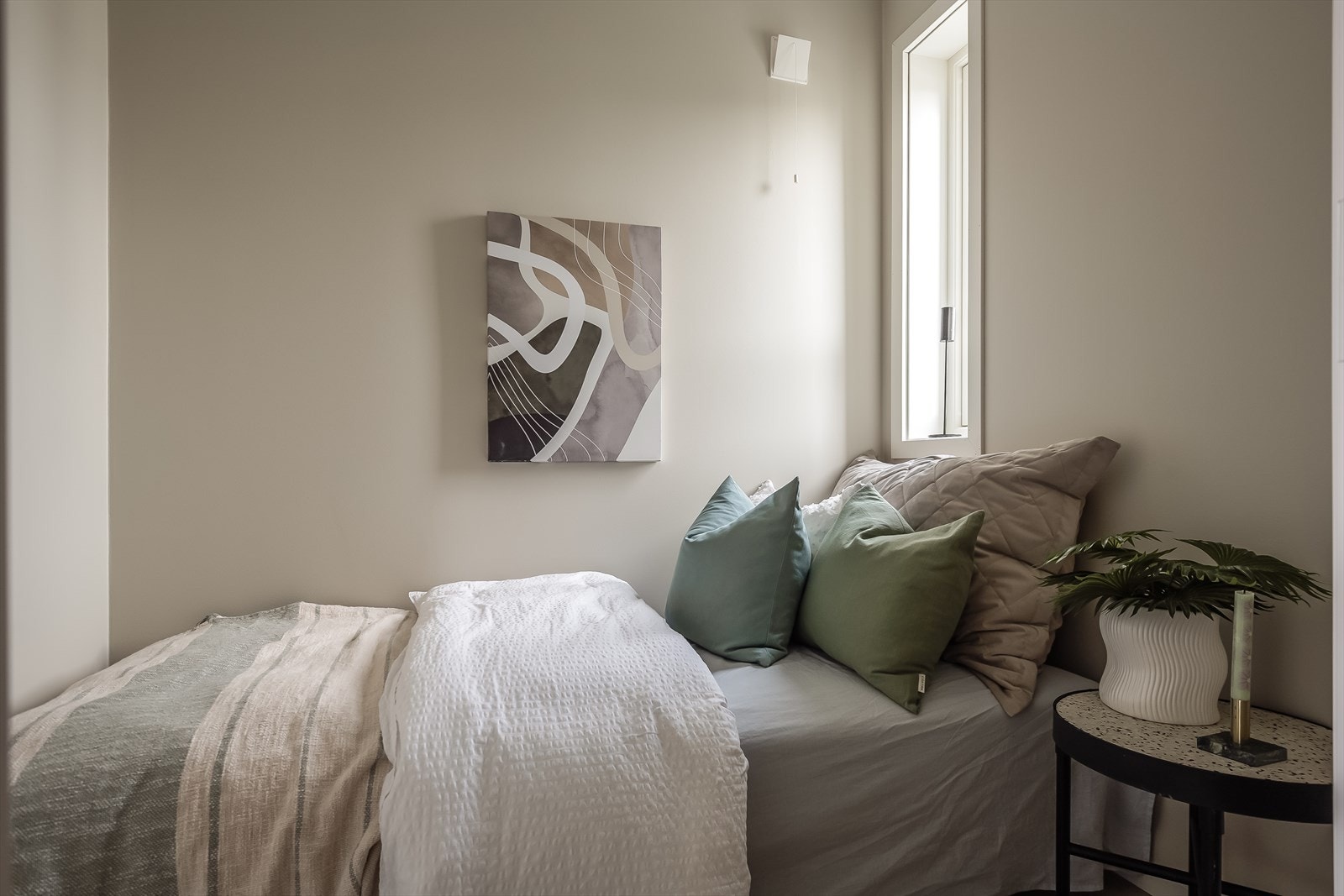 I forlengelsen av gangen ligger det et rom som er på 3,9 kvm. Veldig praktisk om man enten vil ha ekstra oppbevaringsplass, eller å bruke det som et kontor. Galleribilde