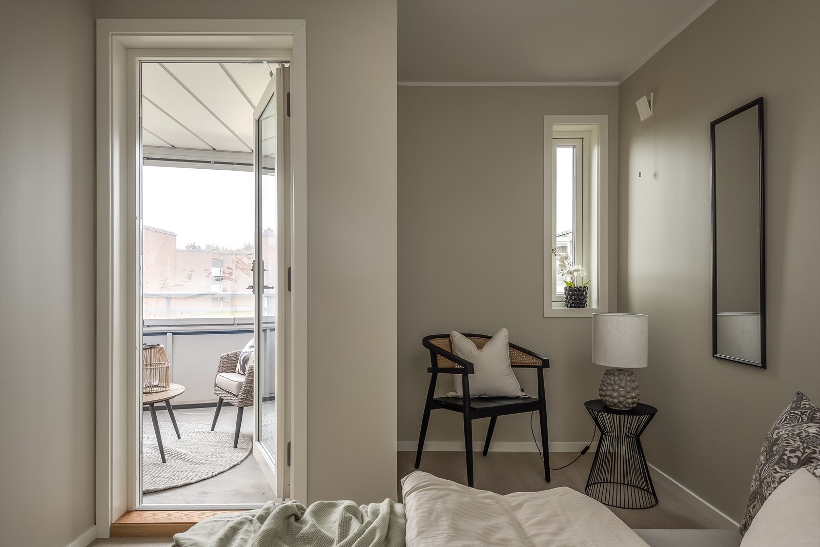 Man har direkte utgang til verandaen både fra stue og det ene soverommet. Galleribilde