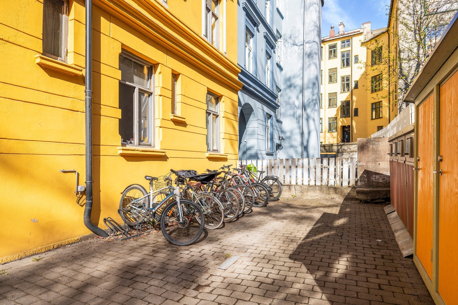 Fasadene ble pusset opp i 2001. Nytt brannalarmanlegg ble montert i 2005. Galleribilde