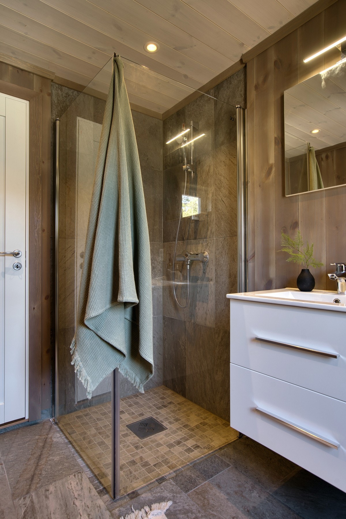 Det er lagt fliser på gulv Galleribilde