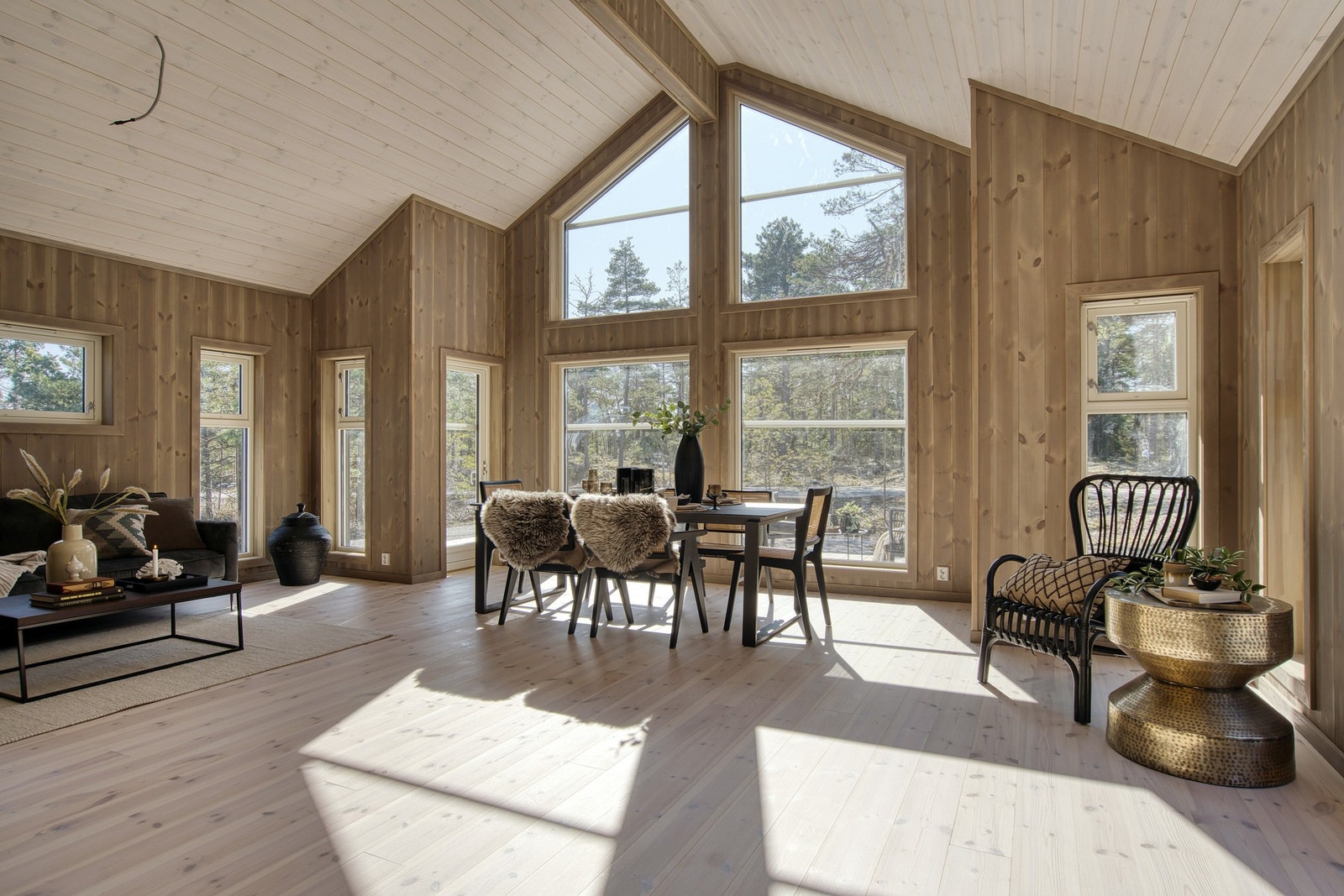 De store vinduene sikrer godt med lysinnslipp, i tillegg til et fint utsyn over omgivelsene Galleribilde