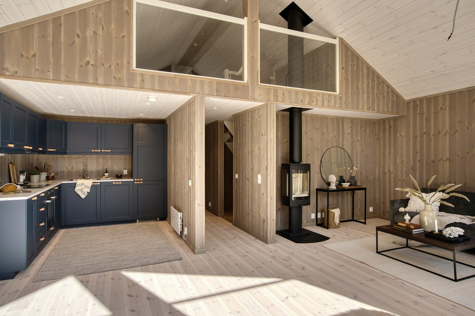 Peisen i stuen gir både varme og en hyggelig atmosfære på kjølige kvelder Galleribilde