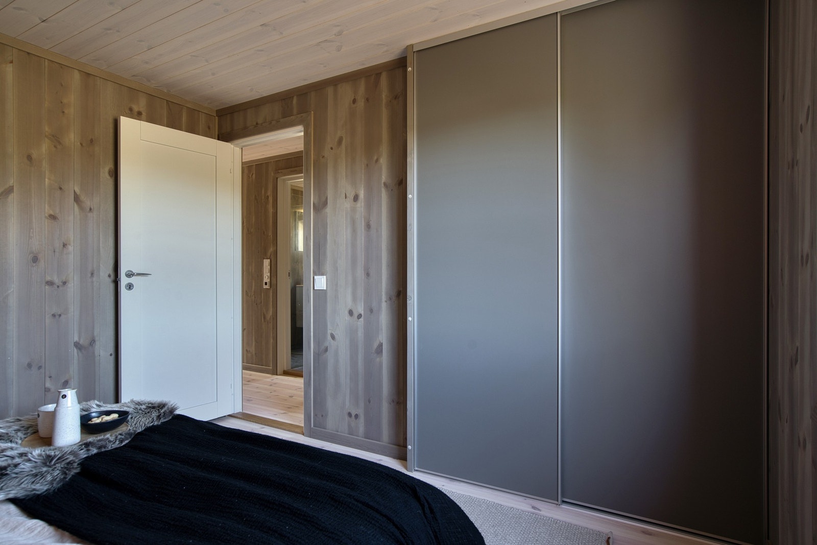 Godt med oppbevaringsplass til klær i skyvedørgarderoben. Galleribilde