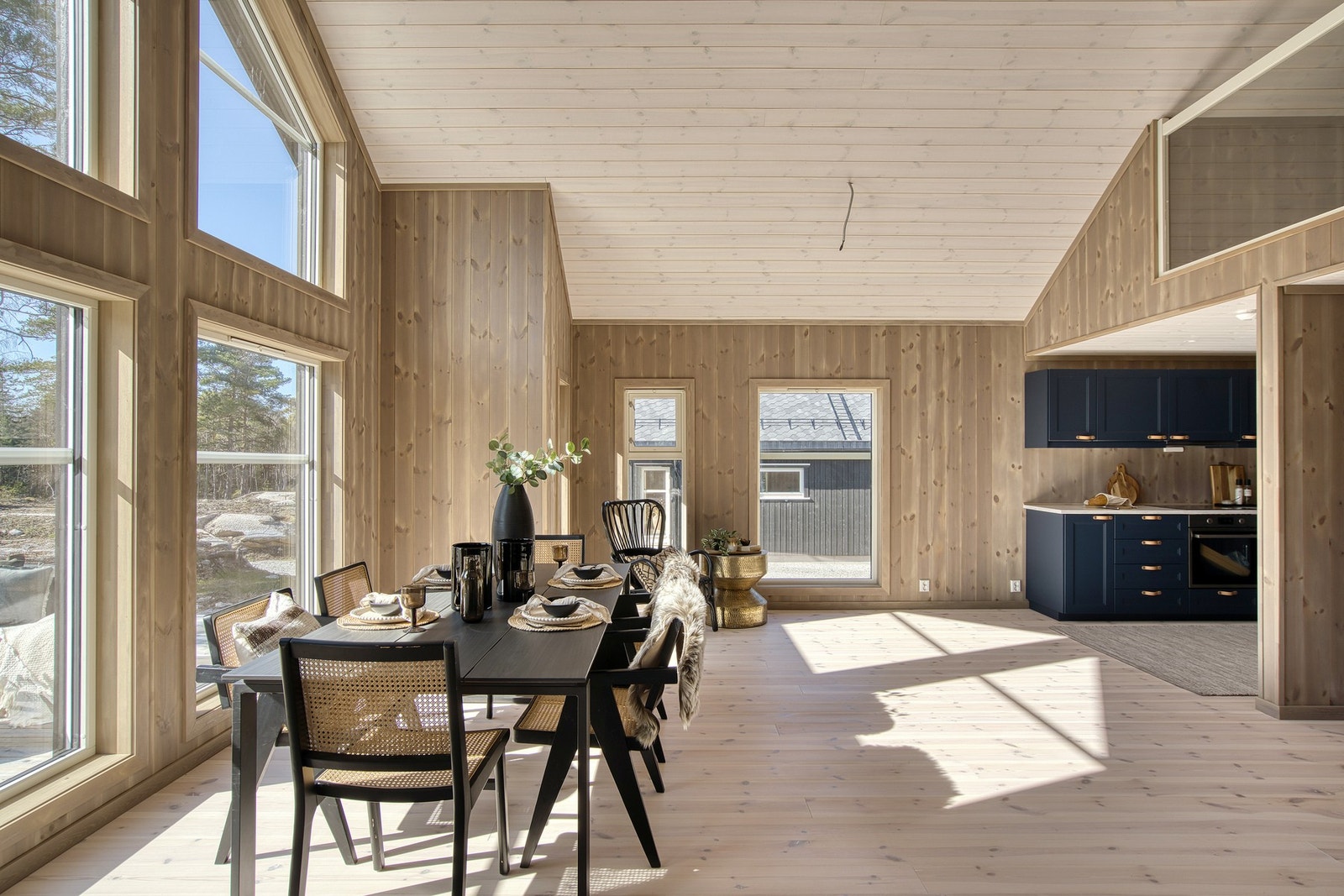 Innbydende og lys stue med god takhøyde som skaper en romslig og luftig følelse Galleribilde