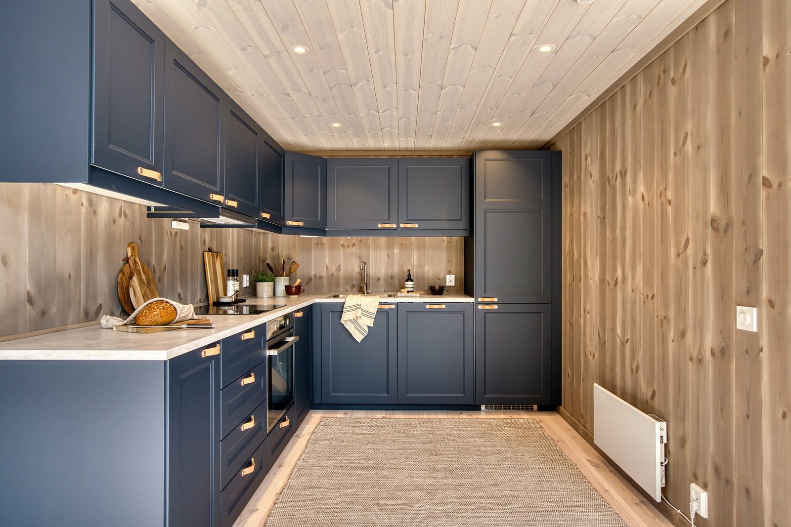 Kjøkkenet ligger i åpen løsning til stuen, noe som gjør det enkelt å være sosial mens man tilbereder måltidene Galleribilde