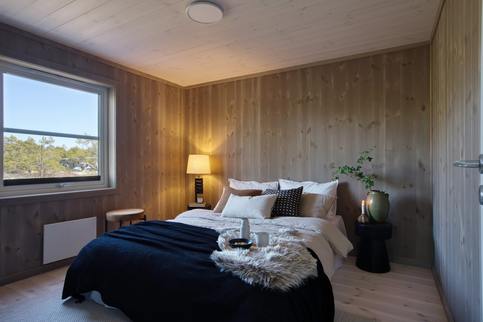 Nydelig hovedsoverom! Her får du fint plass til dobbeltseng, nattbord og skap Galleribilde