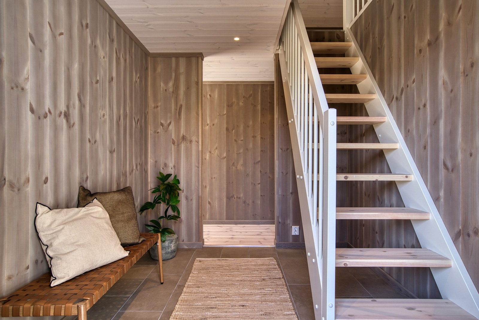 Velkommen inn! Hyggelig inngangsparti med trapp opp til hemsen. Galleribilde