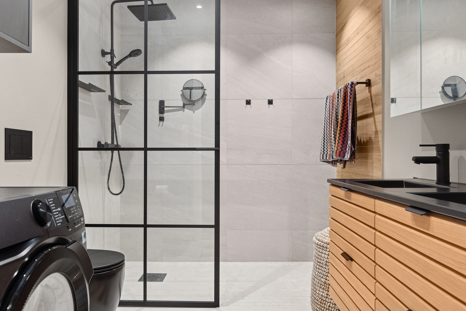 Med gode oppgraderinger har badet fått et moderne uttrykk og fremstår som svært pent. Galleribilde