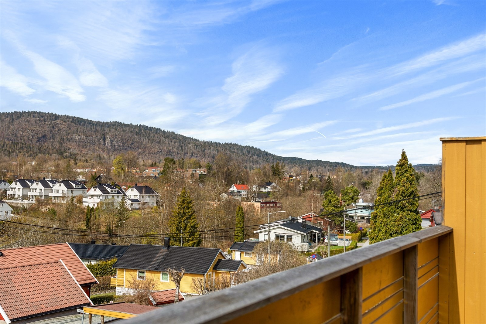 Her har du plass til noen gode stoler og det er flott utsikt over nærområdet og til Bergsåsen. Galleribilde