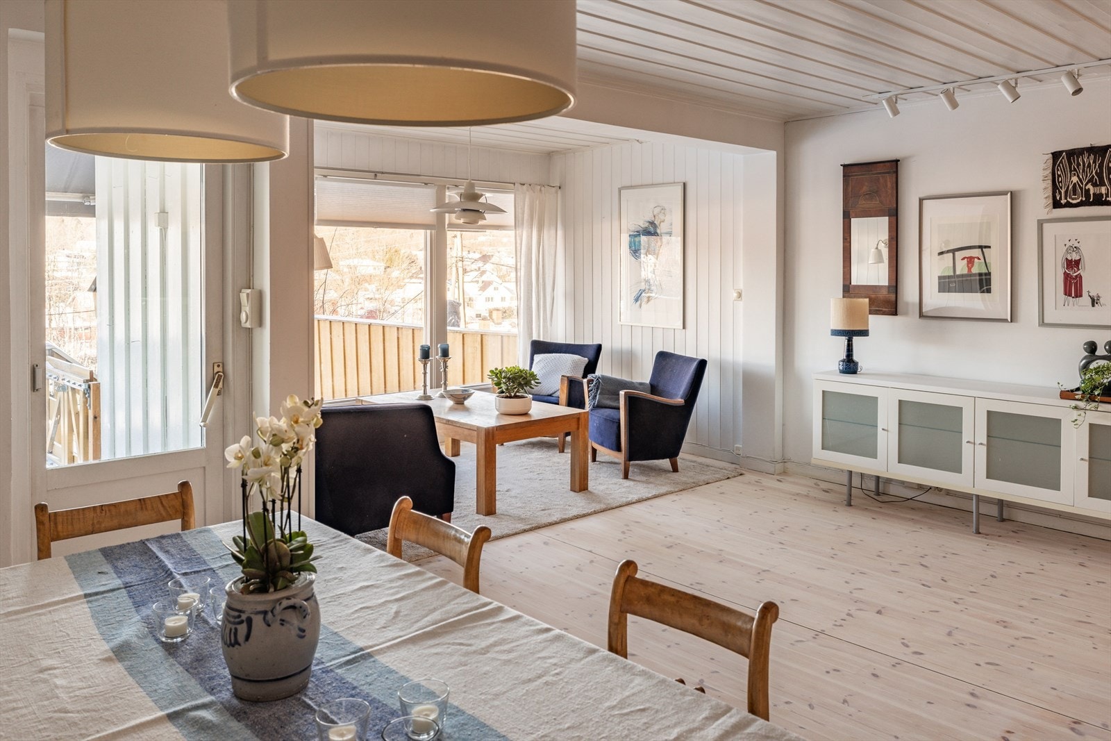 Her får du et innholdsrikt og familievennlig rekkehus beliggende i et populært sameie rett ved Asker sentrum. Galleribilde
