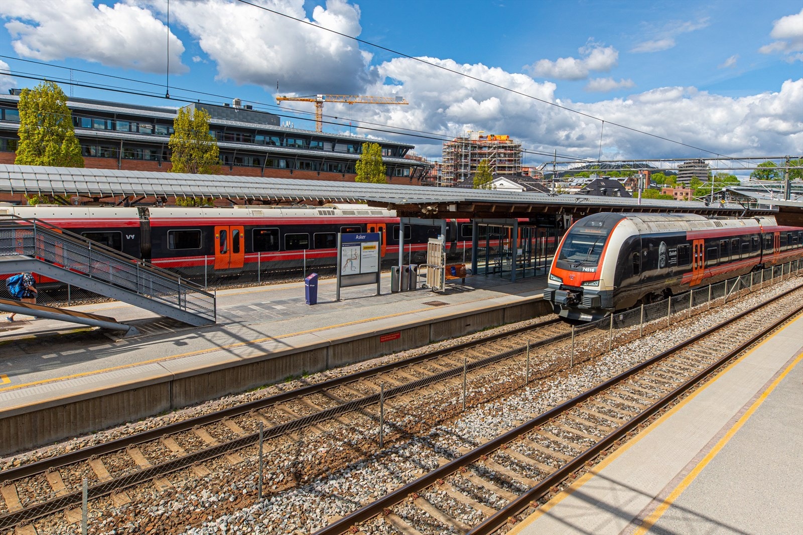 Asker stasjon byr på et bredt utvalg av forbindelser med tog i retning nord og sør. Bergensbanen og Flytoget stopper og i Asker. Galleribilde