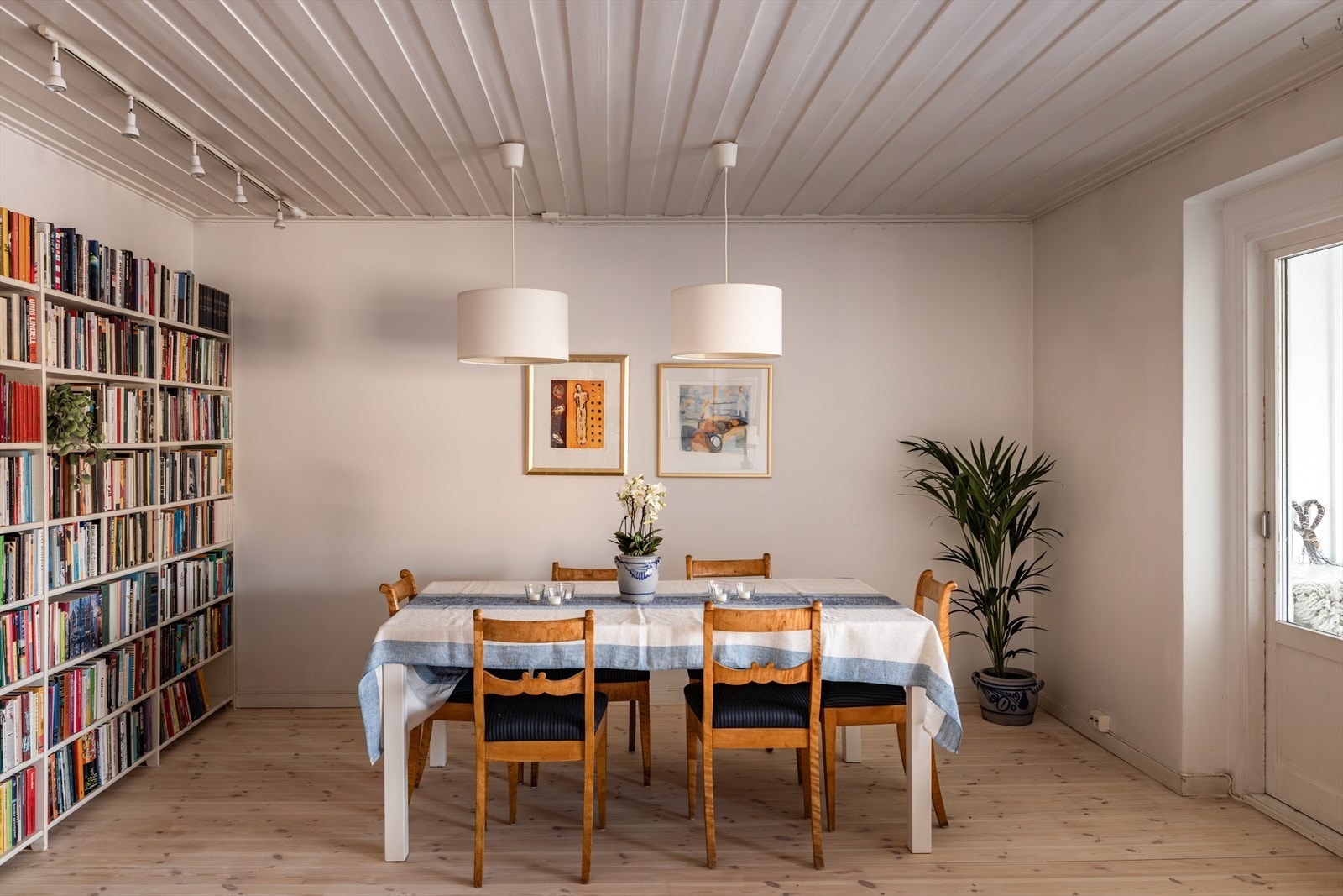 Spisestue med plass til hele familien. Galleribilde