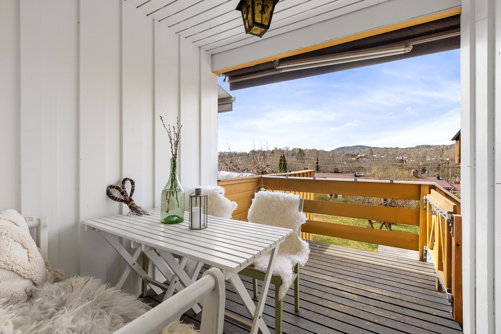 Veranda med videre adkomst til markterrasse og plenareal på sameiets fellesareal. Det er installert markise, strømuttak og lys. Sameiet har en felles eiet tomt på 24 650 kvm. Galleribilde