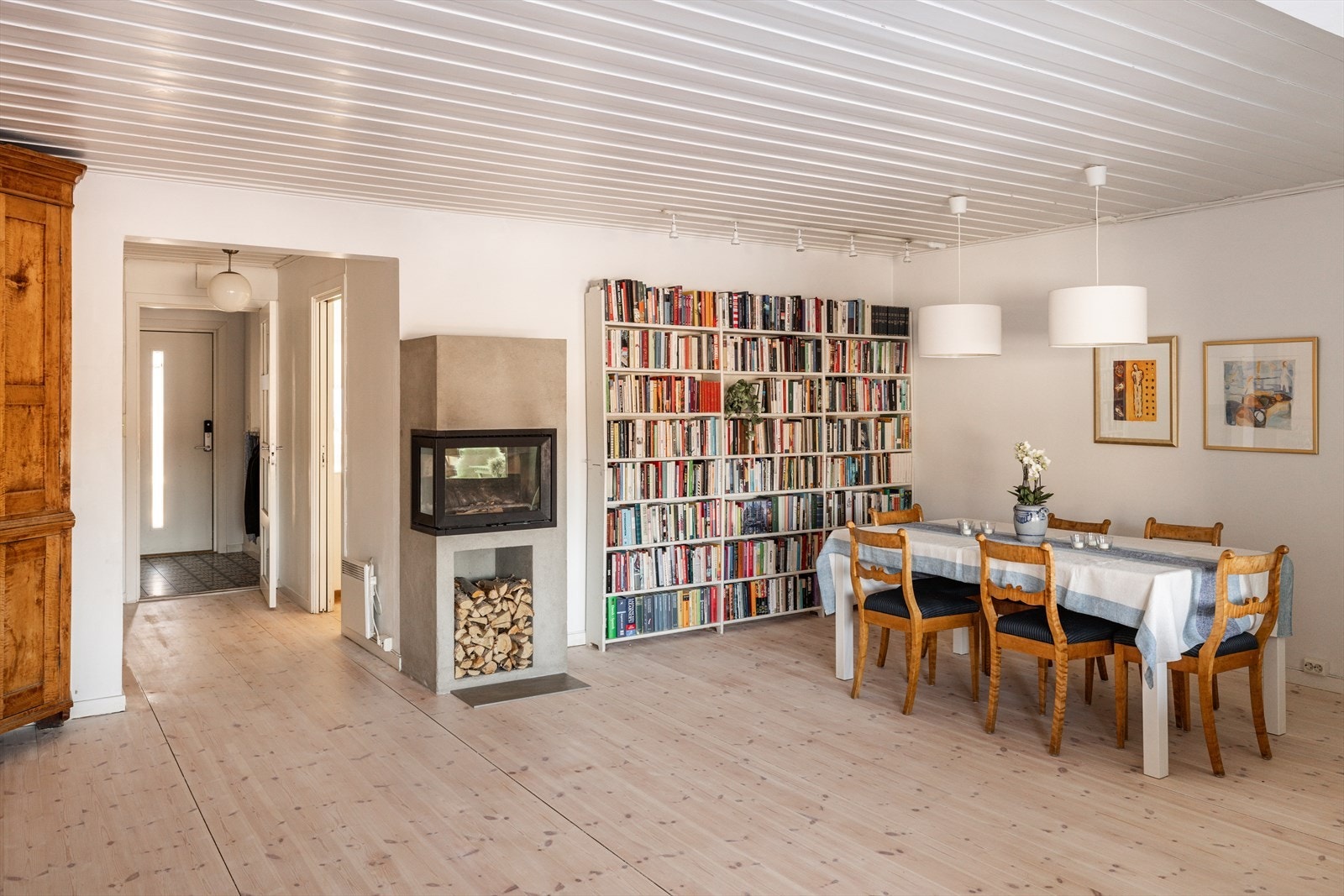 Det er god plass til plassering av spisebord ved peisovnen. Galleribilde