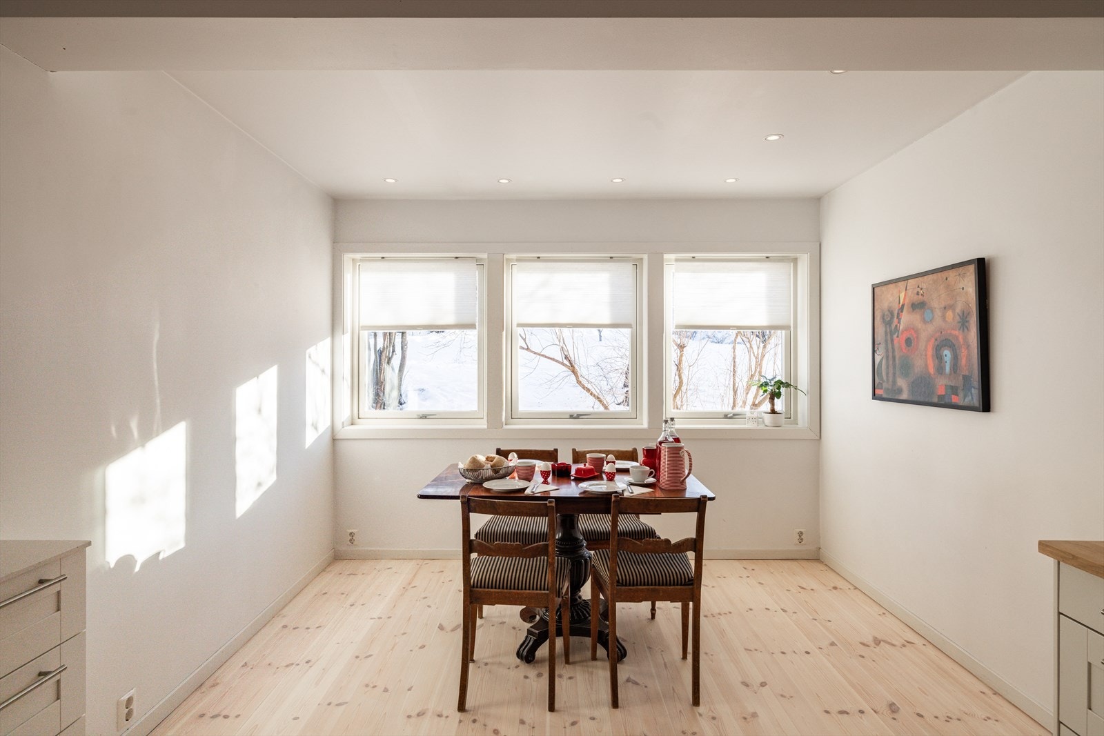 Boligen har to spisestuer. En i tilknytning til stuen og en ved kjøkkenet. Galleribilde