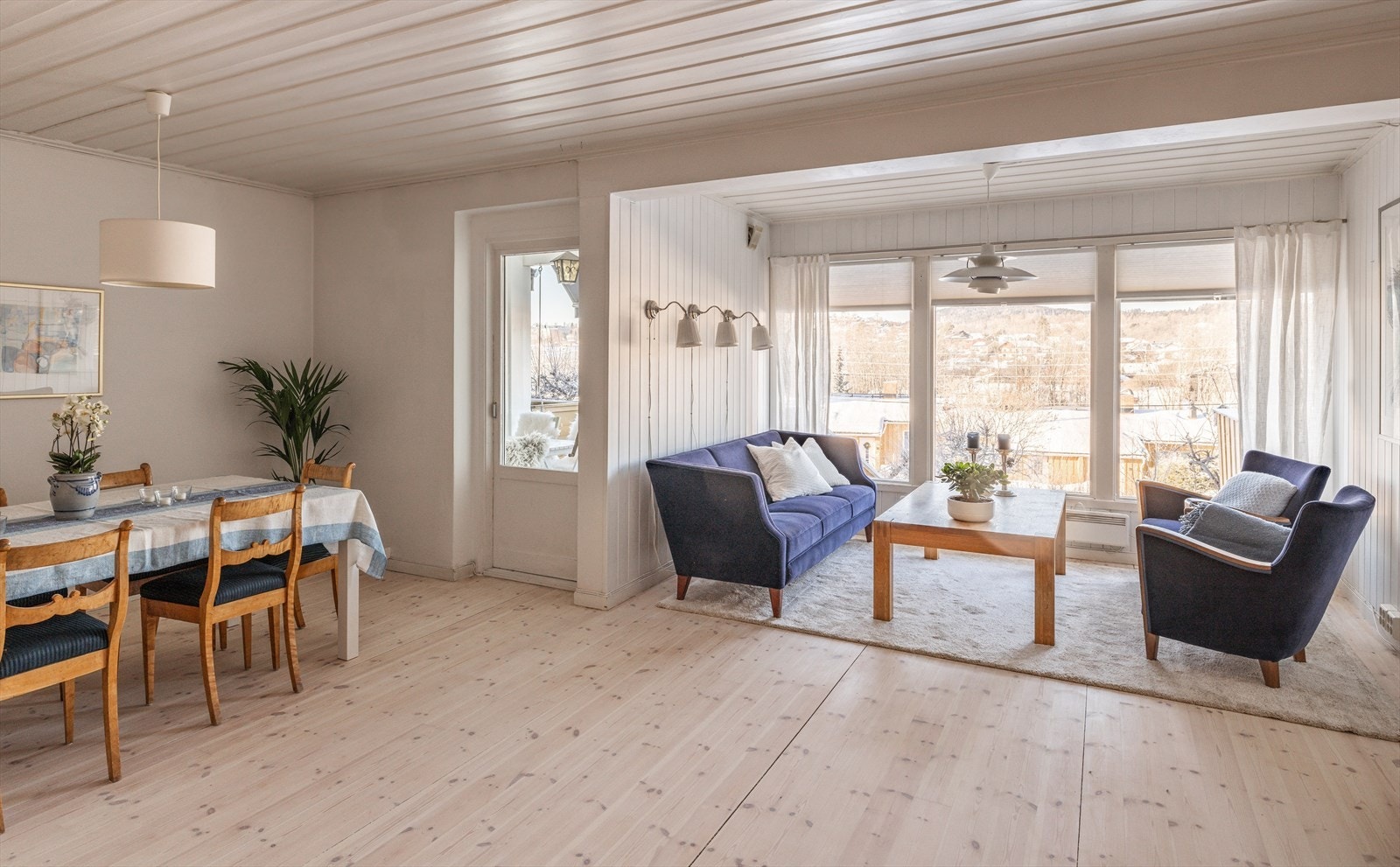 Fra stuen er det utgang til både veranda og markterrasse, som gir fine muligheter for å nyte utendørsområdene. Galleribilde