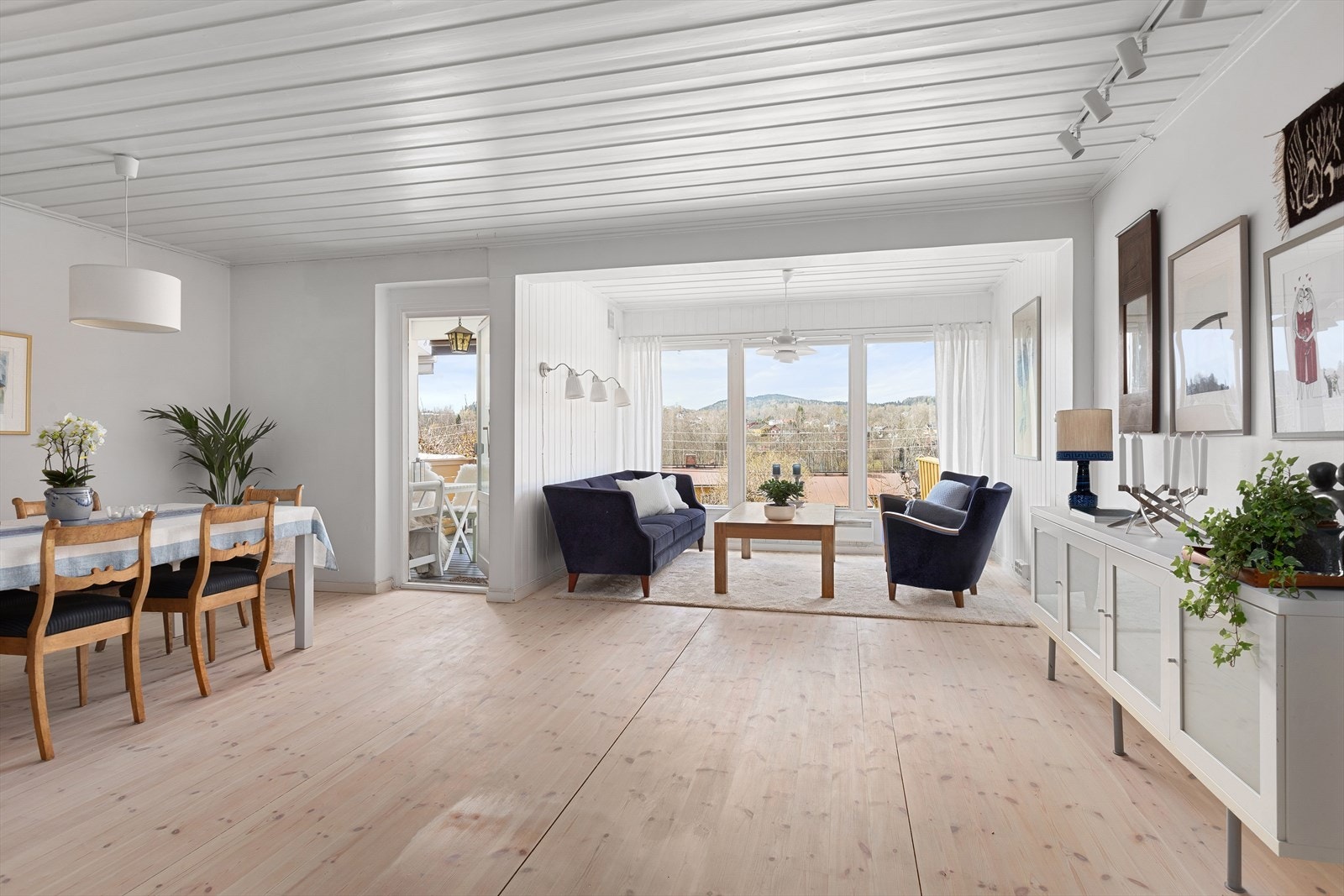 Fra stuen er det utgang til både veranda og markterrasse, som gir fine muligheter for å nyte utendørsområdene. Galleribilde