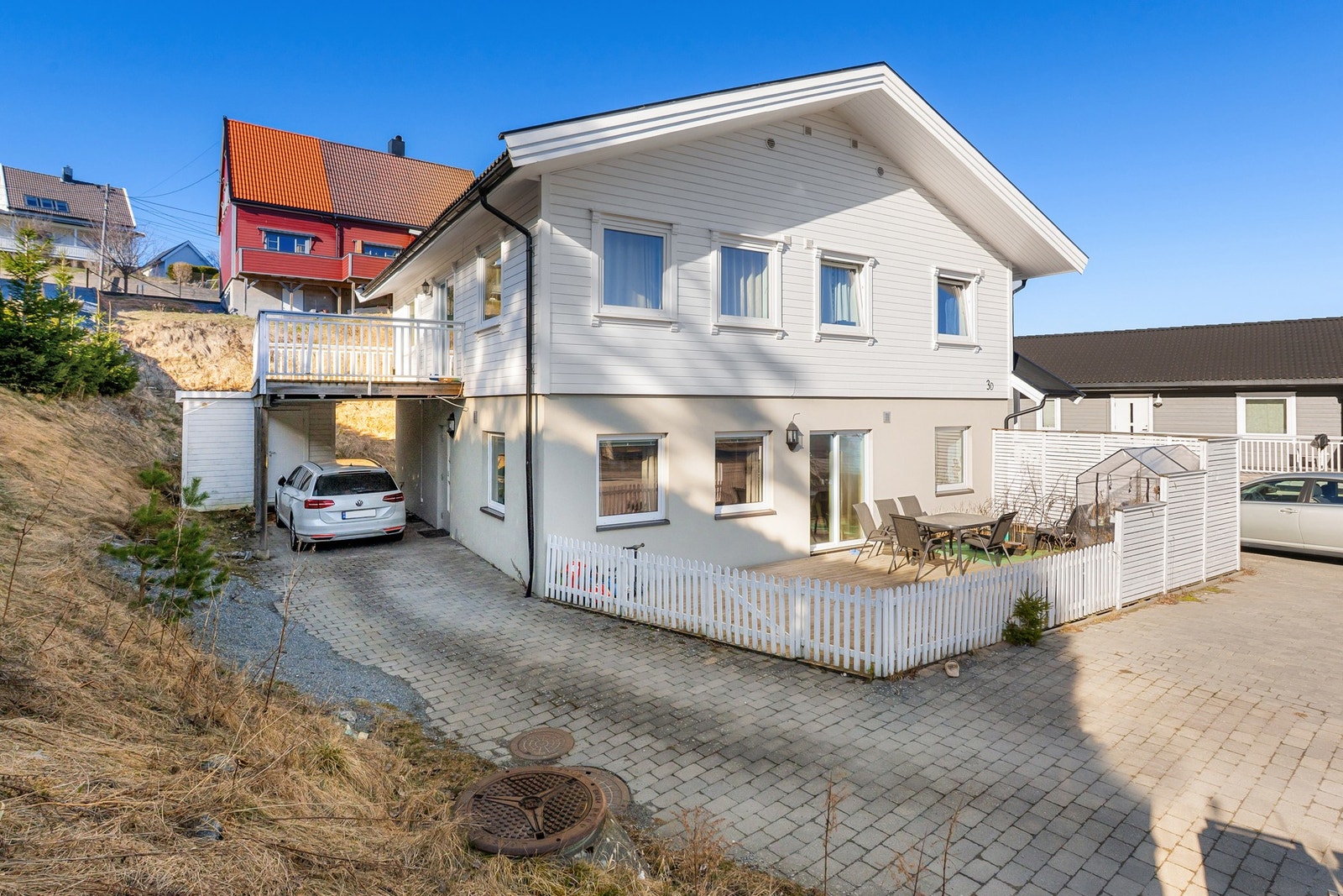 Parkering i carport og på fellesarealer. Eiendommen har en hyggelig opparbeidet tomt og belegningsstein på gårdsplassen. Galleribilde