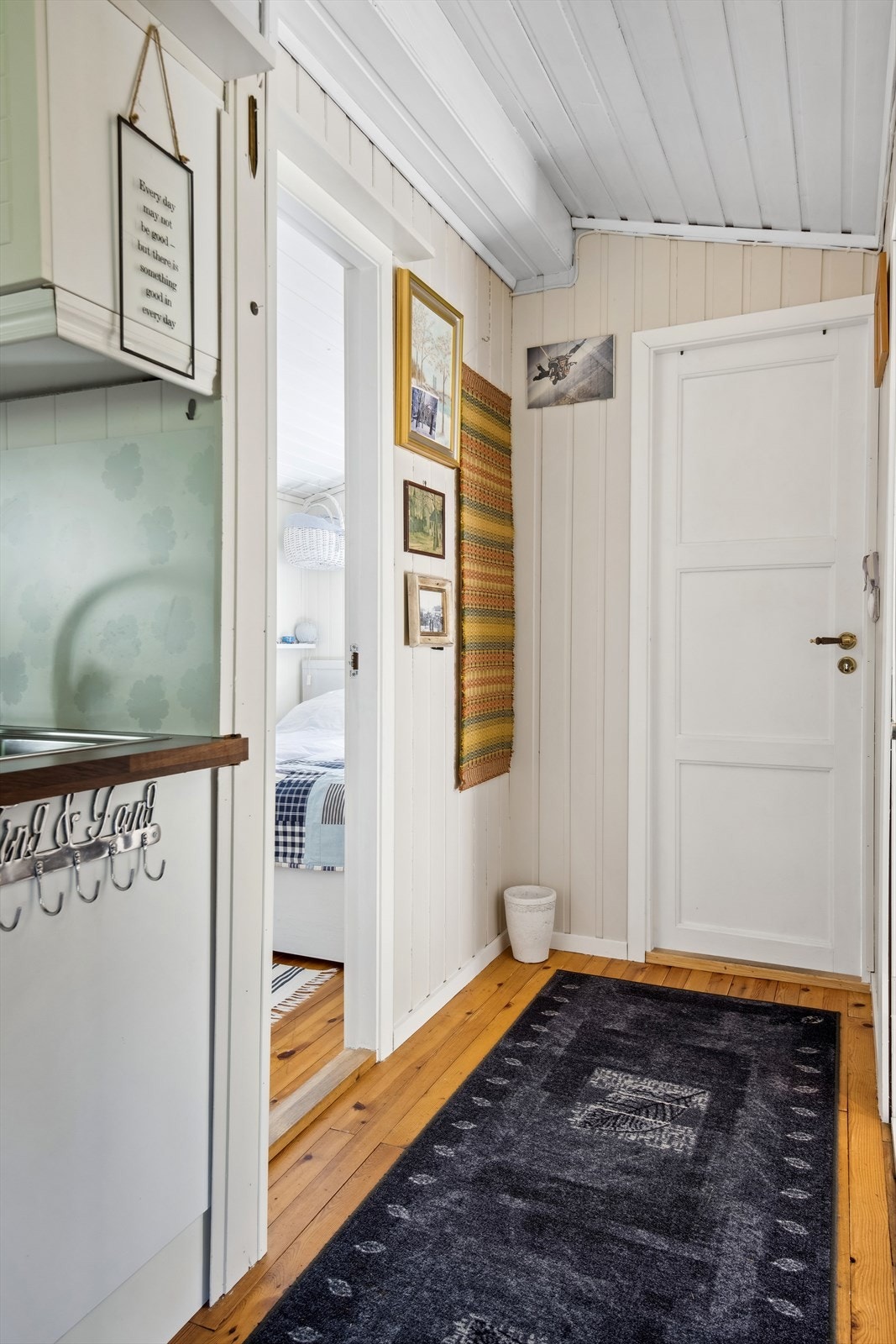 Gang fra stue/kjøkken med adkomst til soverom, baderom og entré. Galleribilde