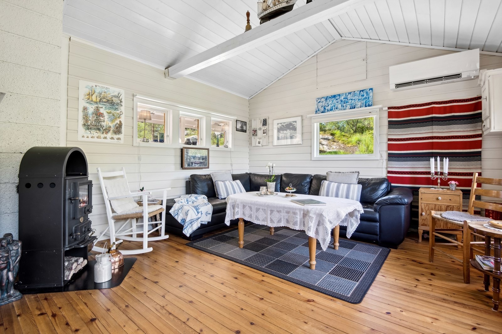 Flere vindusflater som slipper inn mye naturlig lys. Galleribilde