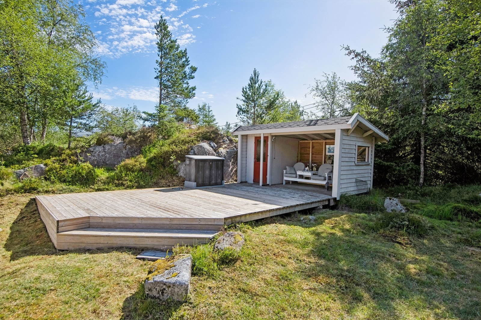 Stor markterrasse med overbygg og bod. Galleribilde
