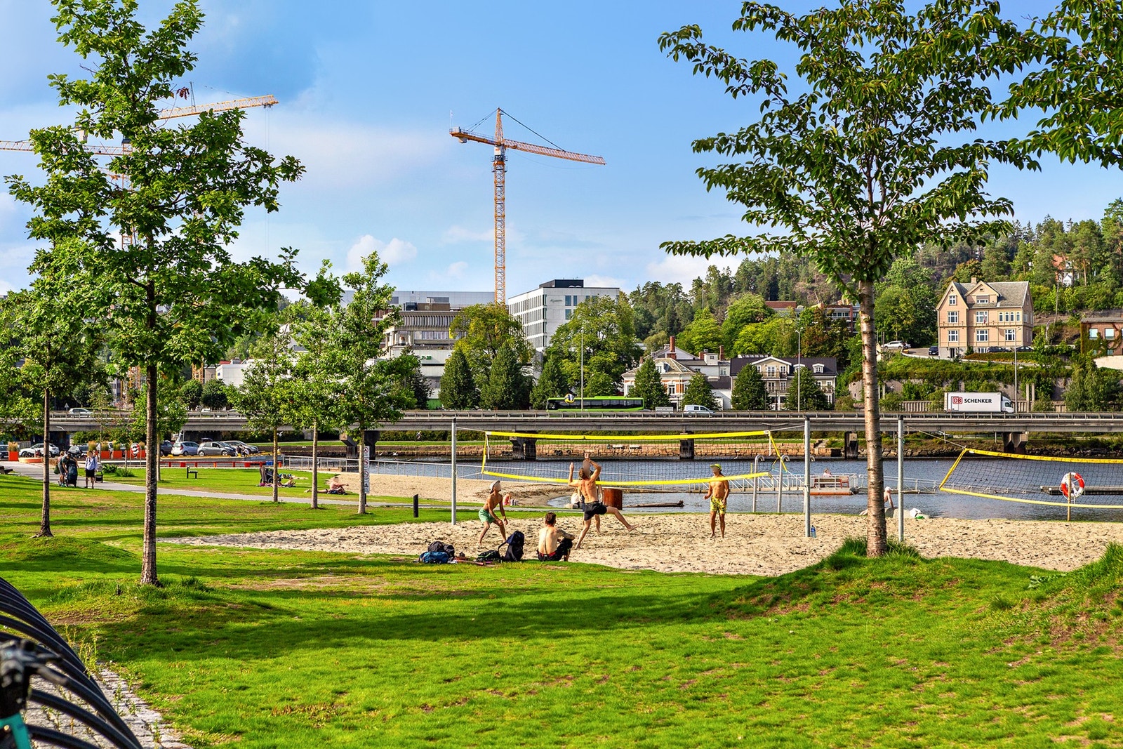 På Kadettangen finnes blant annet muligheter for å spille volleyball. Galleribilde