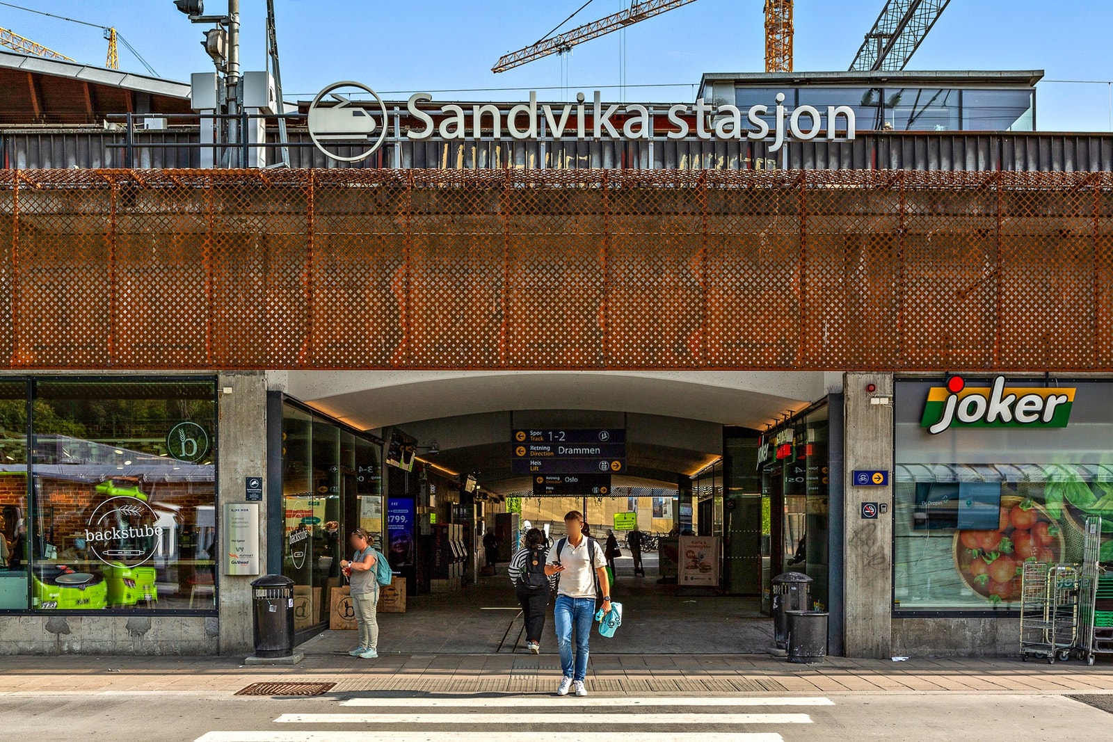 Sandvika stasjon og bussterminal ligger i nærheten, med hyppige tog- og bussavganger både mot Oslo og Drammen. Her går det kollektivtransport flere ganger i timen, noe som gjør det enkelt og effektivt å pendle i begge retninger. Galleribilde
