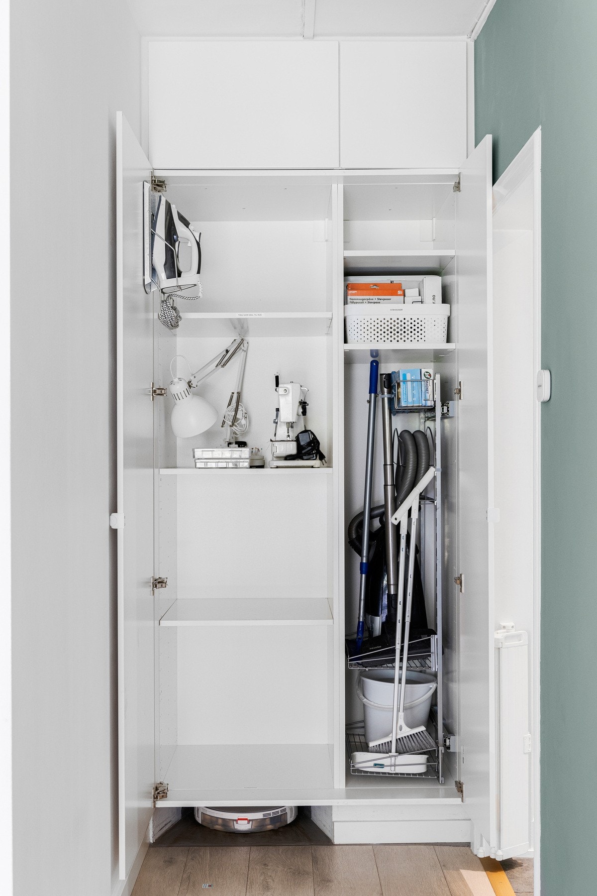 Nåværende eier har foret ut skapstammen så det er plass til å henge strykejern og strykebrett på innsiden av døren! Galleribilde