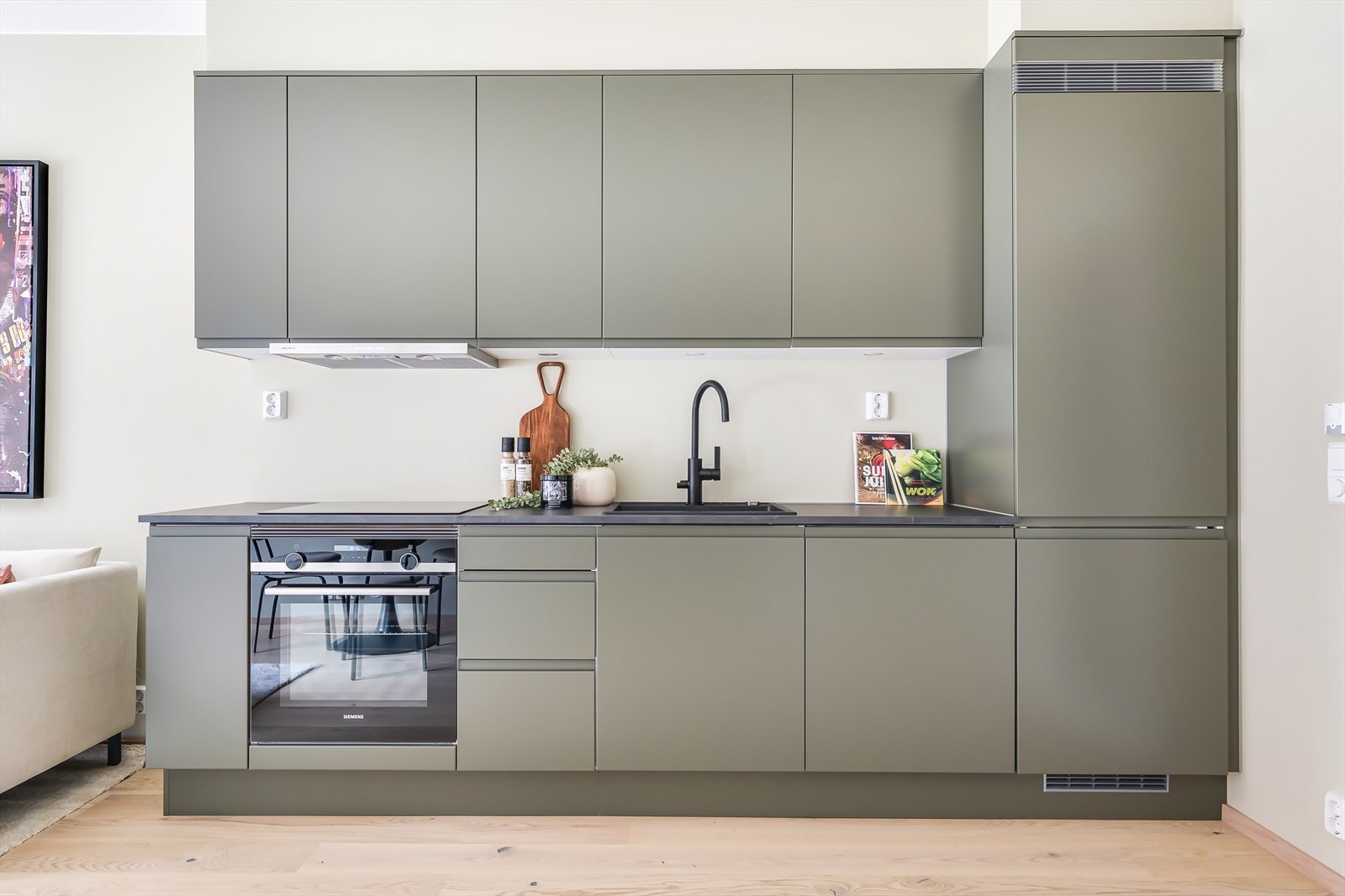 Smakfullt kjøkken fra Sigdal med godt med skap og benkeplass - Integrerte hvitevarer medfølger Galleribilde