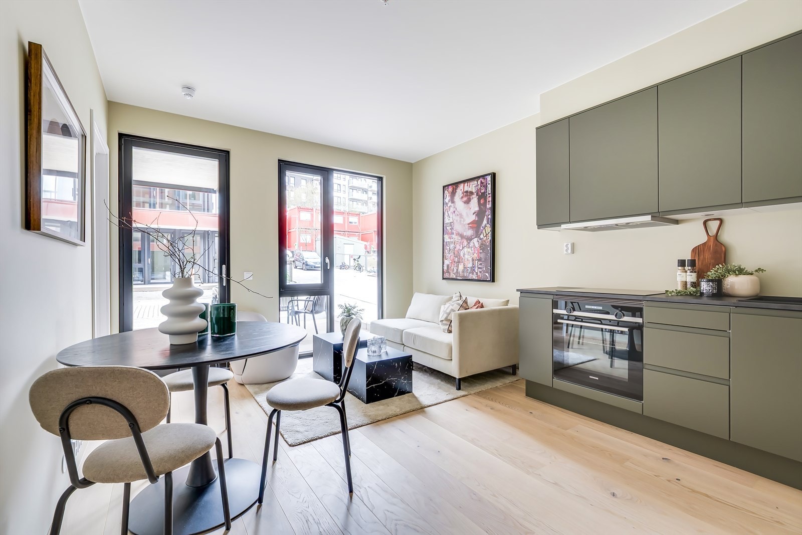 Generøs takhøyde på hele 2,6 meter bidrar til en lys og romslig romfølelse Galleribilde