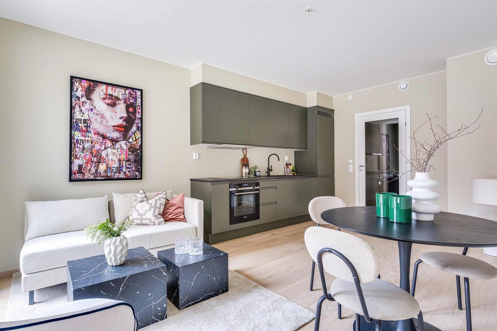 Åpen og sosial kjøkken/stueløsning Galleribilde