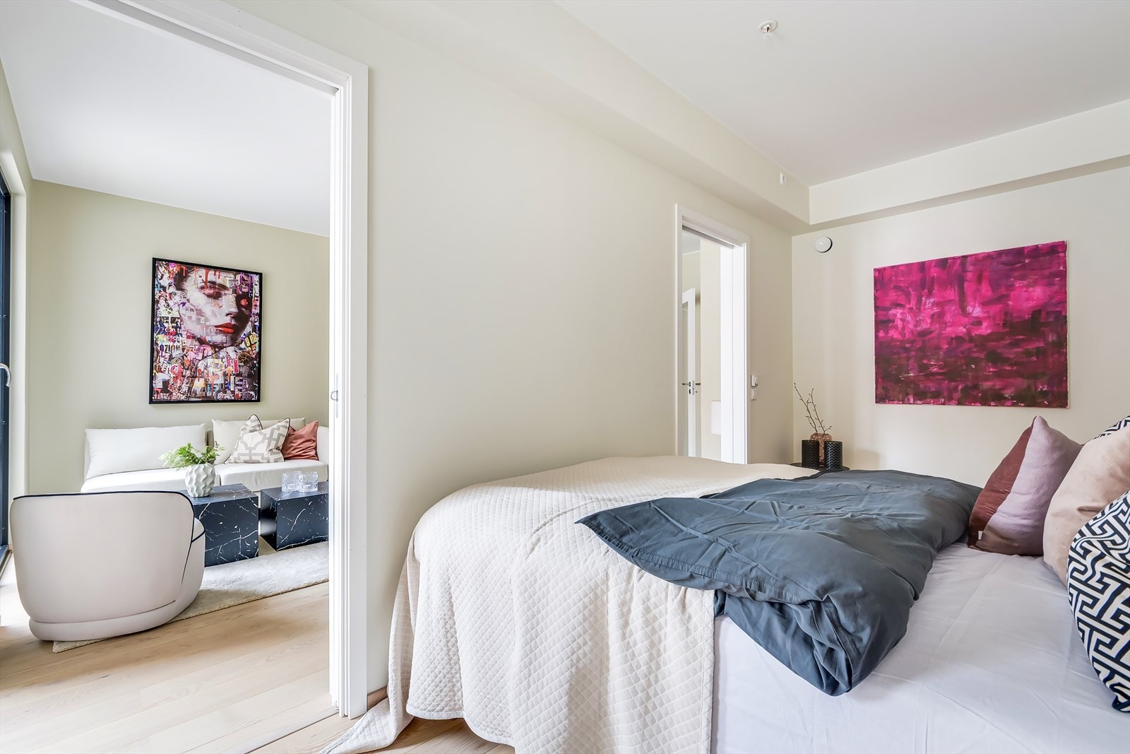 God plass til dobbeltseng og garderobeinnredning Galleribilde