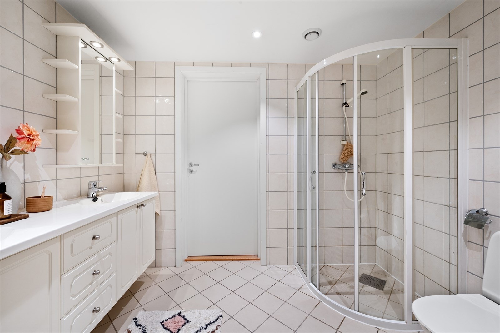 - Praktisk en-suite-løsning med adkomst til badet direkte fra hovedsoverommet og entréen - Galleribilde