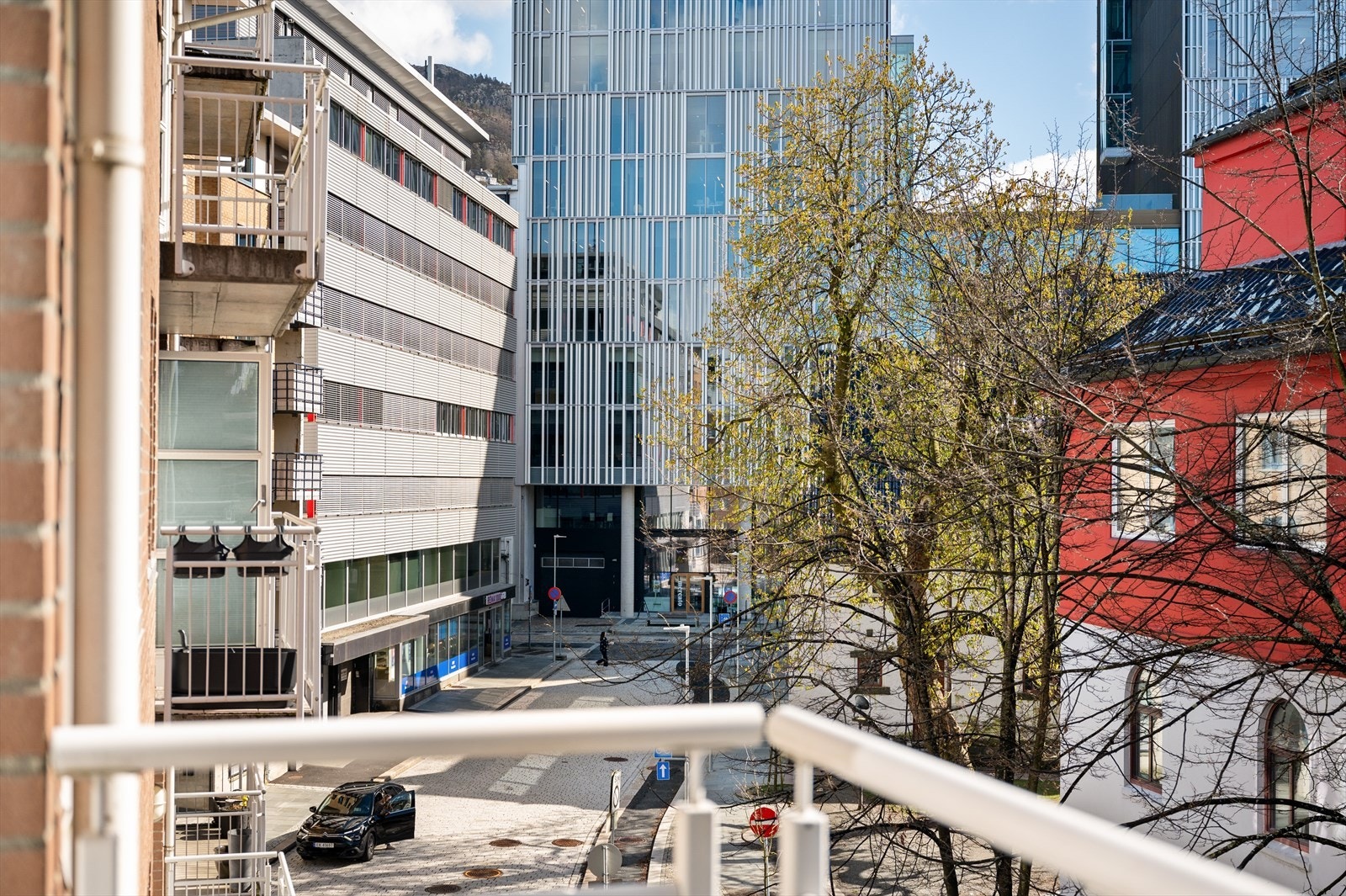 - Balkongen har gode solforhold - Galleribilde