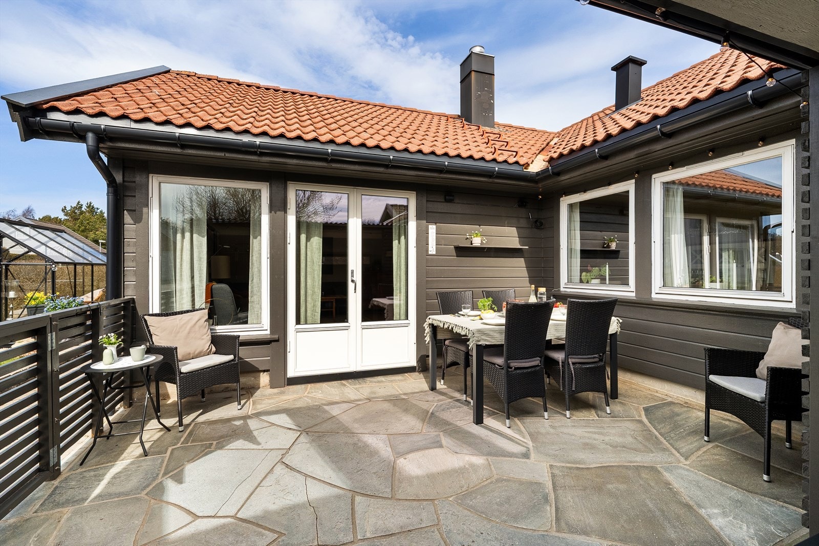 Uteplassen er på ca 26 kvm., hvor du har god plass til flere møbleringssoner. Det er også laget til port i rekkverket som tar deg enkelt ut på gressplenen og til drivhuset. Galleribilde