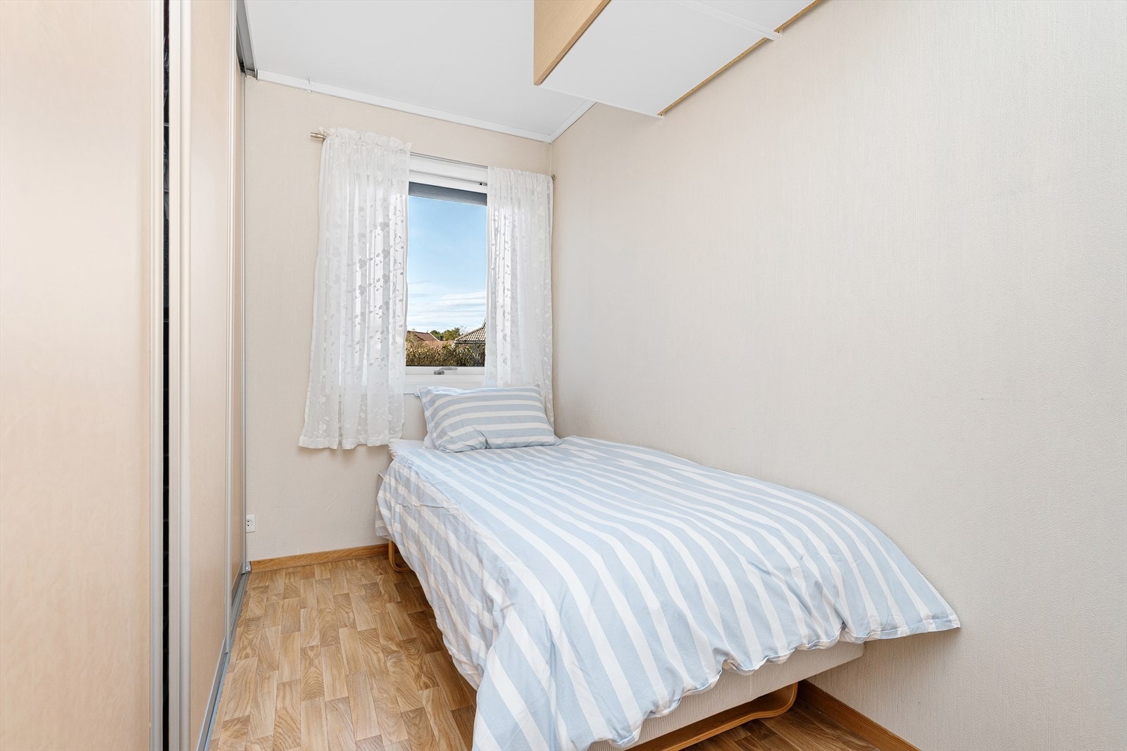Soverom nr. 3 er tidligere benyttet som et kombinert oppbevaringsrom og gjesterom. Det er plass til en seng meg tilhørende nattbord her idag, dog er det satt inn en større skyvedørsgarderobe som gir rikelig med oppbevaringsplass. Galleribilde