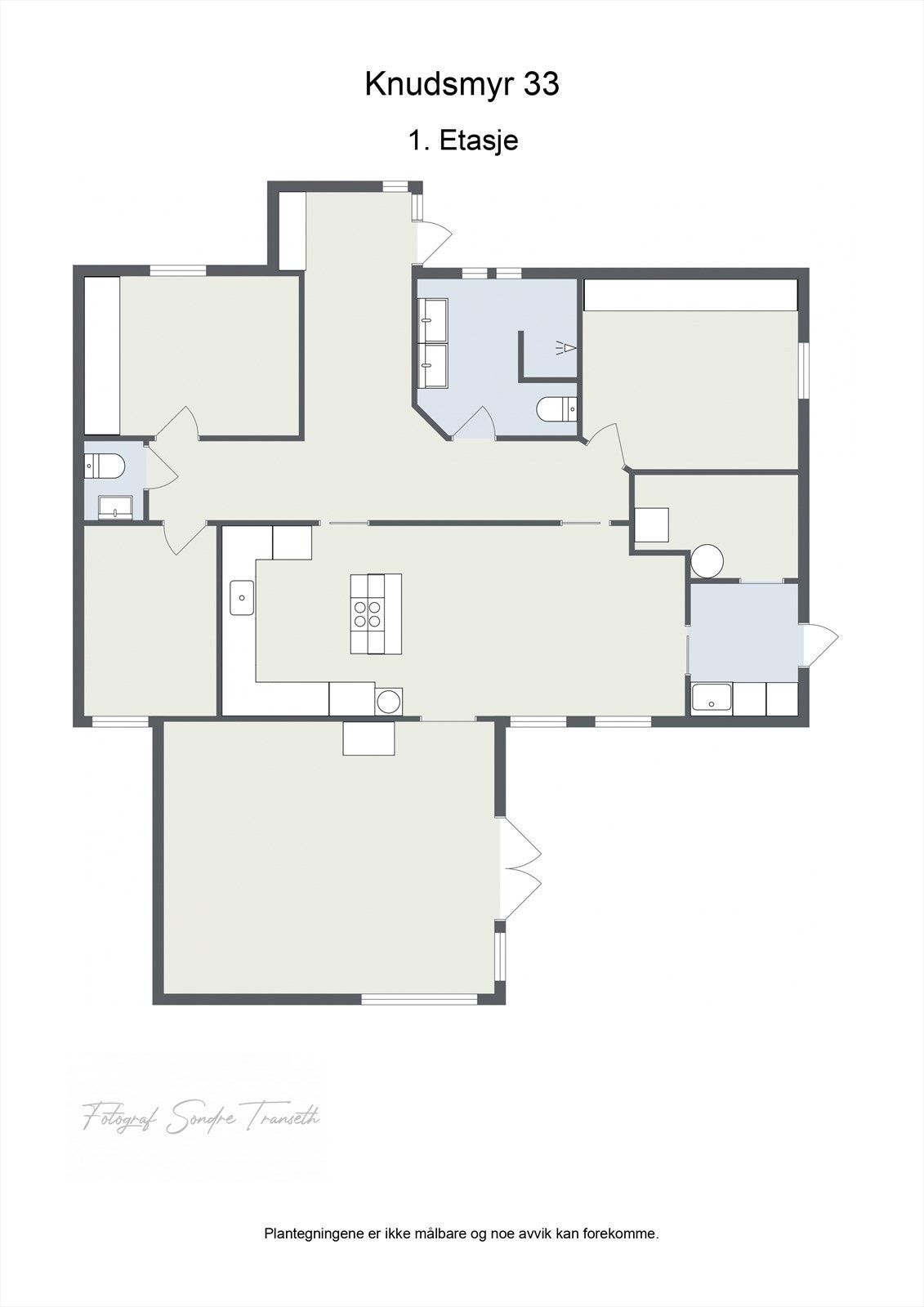 Planløsning 1.etg.: entre/hall, 3 stk. soverom, toalettrom, bad, vaskerom, kjøkken/spisestue, samt stue med tilkomst til terrasse/hagestue. I tillegg medfølger det en dobbel garasje med et lite verksted, samt innredet garasjeloft. Galleribilde