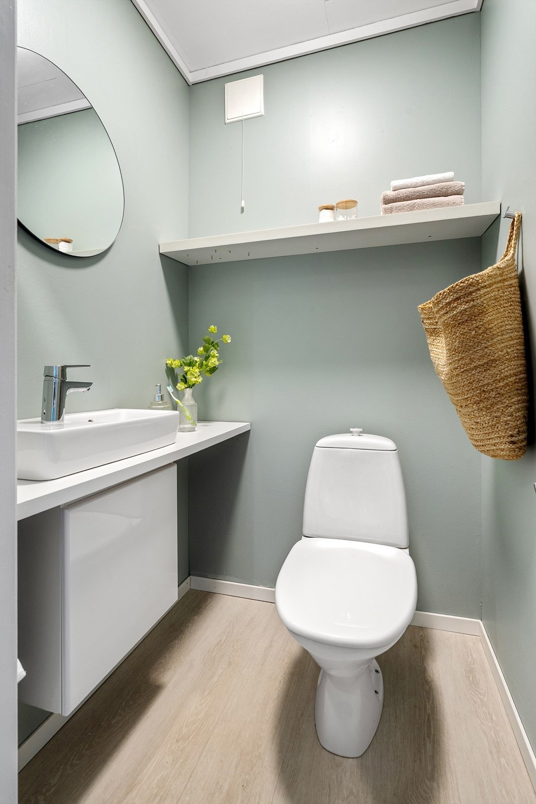 Toalettrommet er innbydende og ble pusset opp sist i 2021 med nytt belegg på gulv, samt ny innredning fra Ikea. Galleribilde