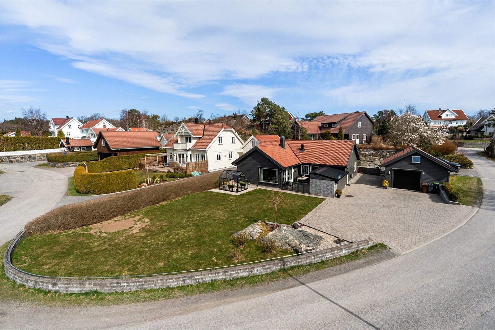 Velkommen til en solrikt og attraktivt beliggende enebolig i et etablert og svært barnevennlig gate! Eiendommen i Knudsmyr 33 består av en stor flott opparbeidet tomt, og har alt på en flate. Eneboligen er presentert av Ina Andersen for Sørmegleren. Galleribilde