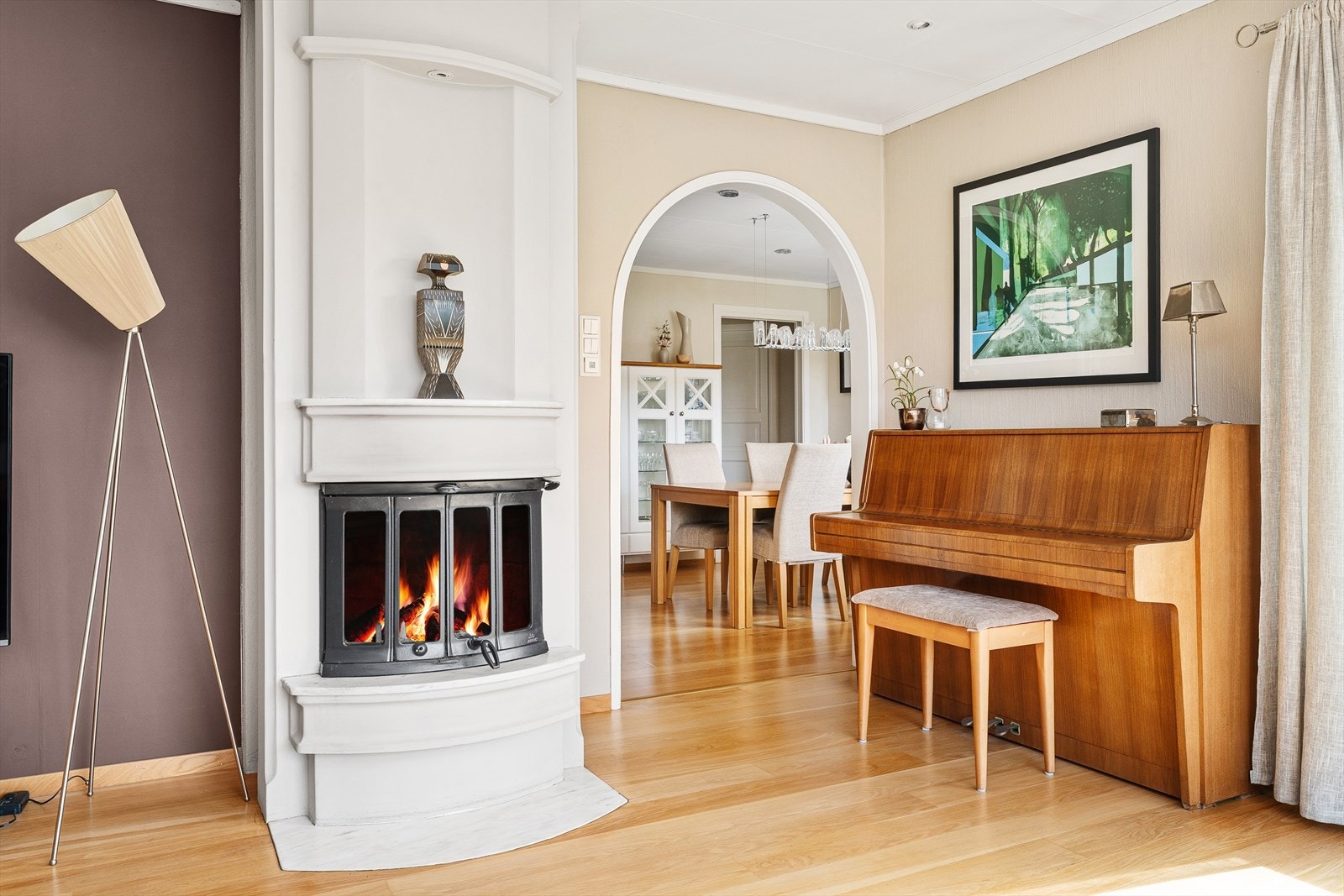Videre inn finner du kjøkkenet og spisestuen, vaskerom og videre til mellomgangen som tar deg til 3 soverom, bad, toalettrom og entre/hall. Galleribilde