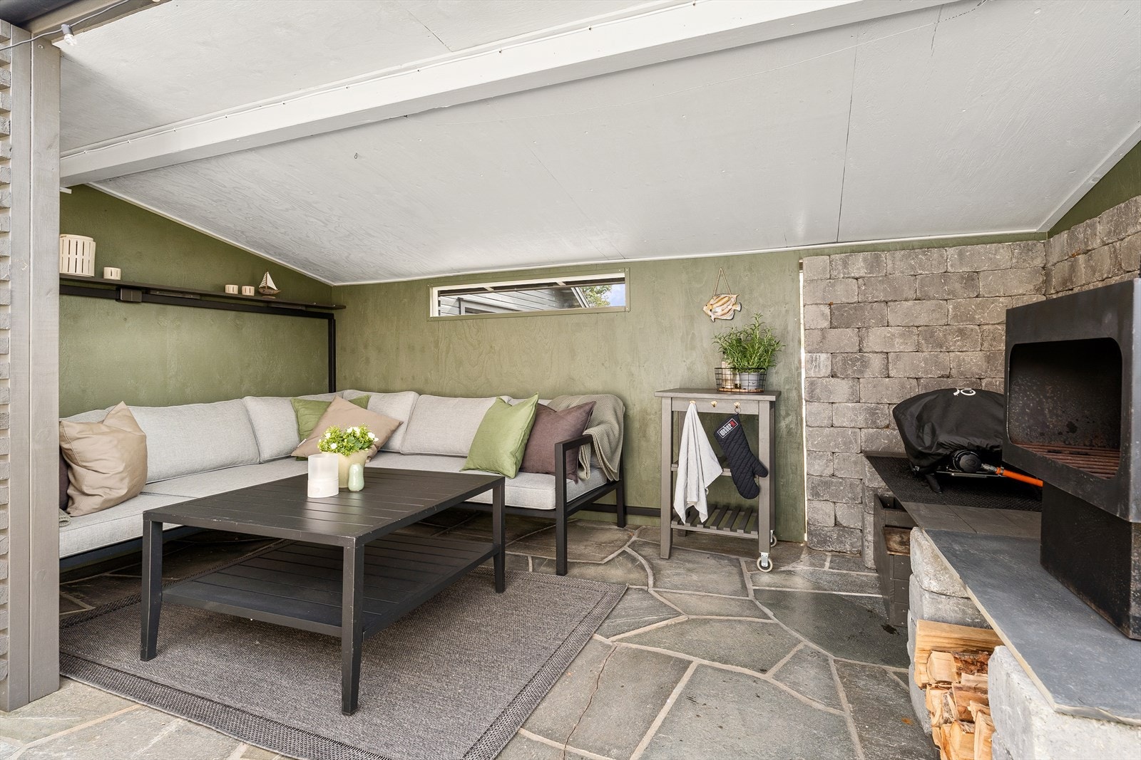 Hagestuen er innredet med en større sofagruppe og åpen peisovn. Det er lagt opp strøm til en varmelampe om du ønsker å sette det opp. Galleribilde