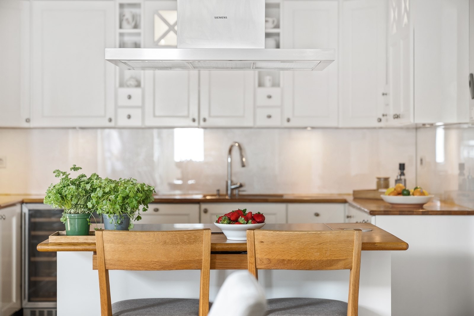 Det er laget til en stilig barløsning for en rask frokost, eller som et sosial plass mens matlagingen pågår. Legg merke til strømuttak som er nedfelt i benkeplaten. Galleribilde