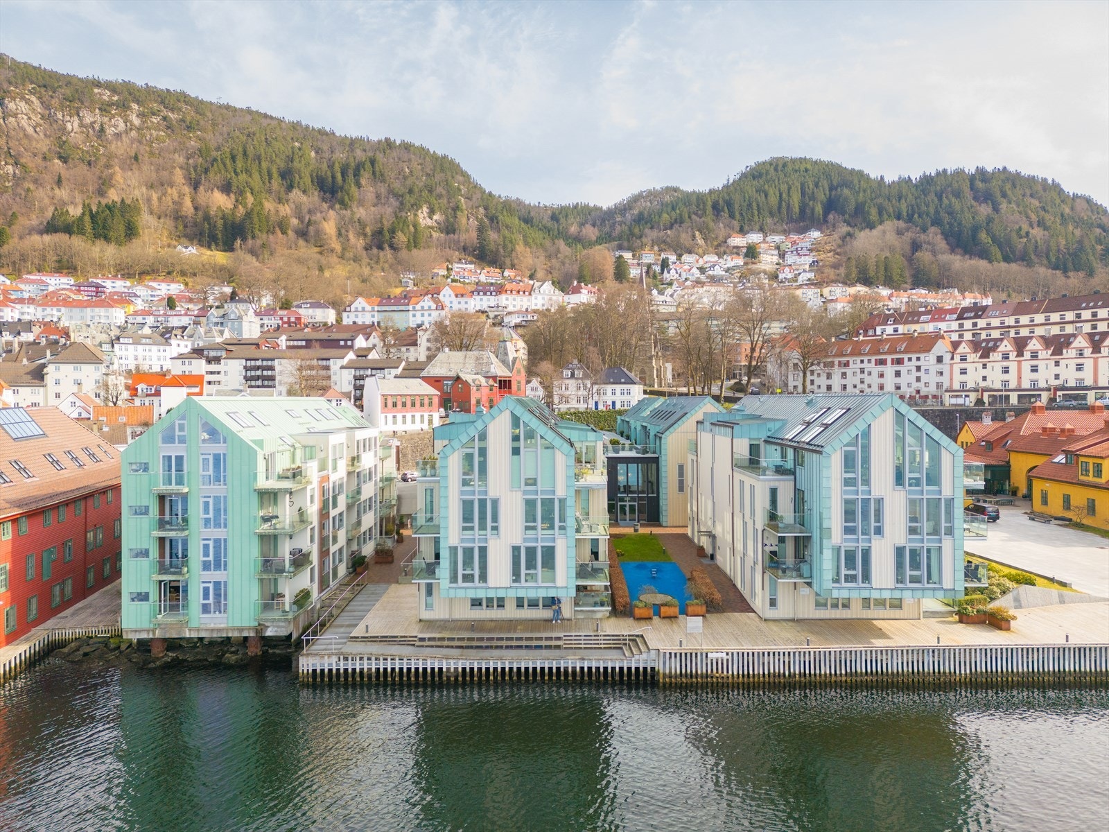 Ønsker du å gå en tur i fjellet, finner du de flotte turveiene opp til Stoltzen eller Fløyen noen minutter unna Galleribilde