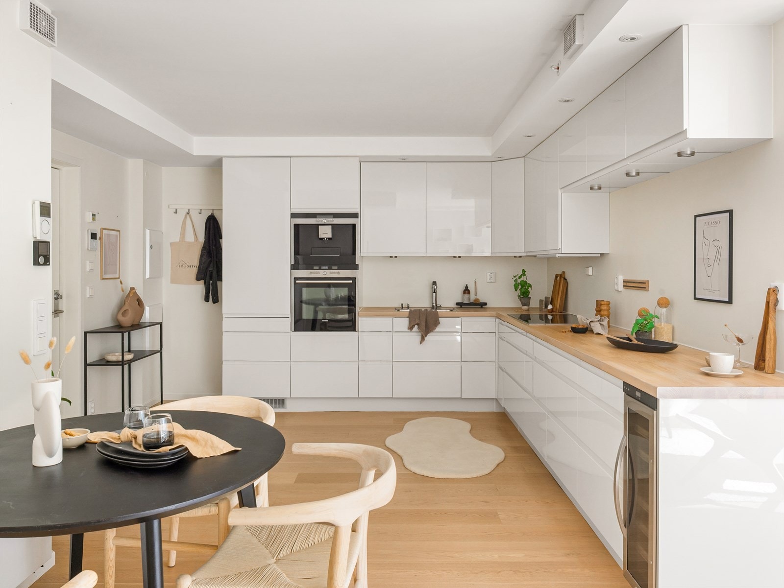 Flott HTH-kjøkken i åpen løsning sammen med stuen Galleribilde