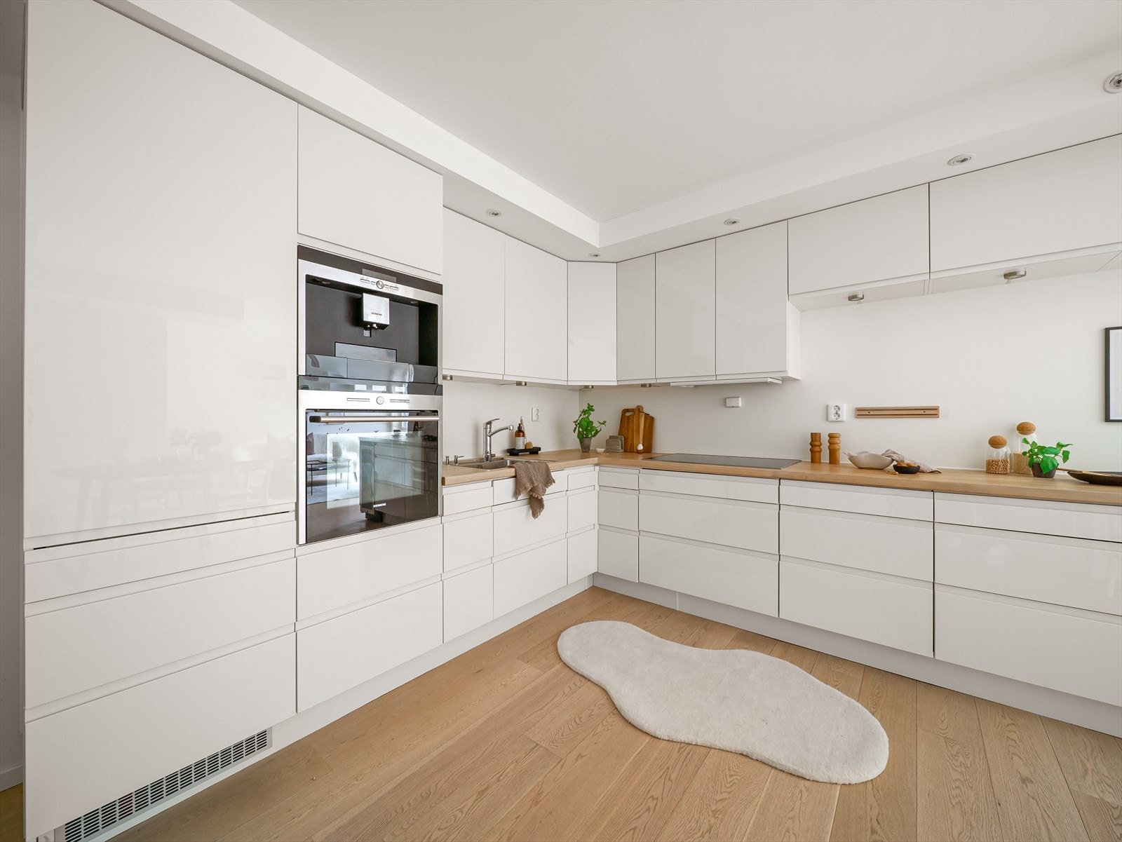 Svært mye skap- og benkeplass (benkeplate av heltre) Galleribilde