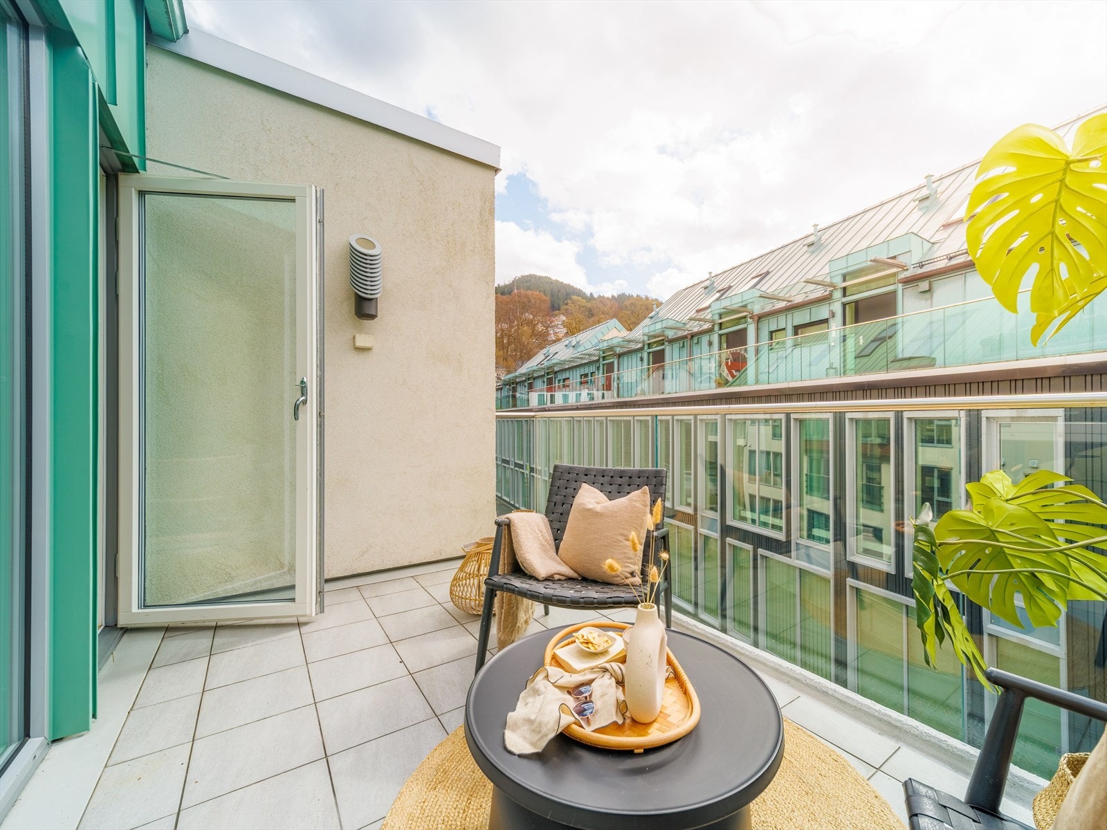 Altanen er av god størrelse med plass til sittegruppe, grill og beplantning Galleribilde